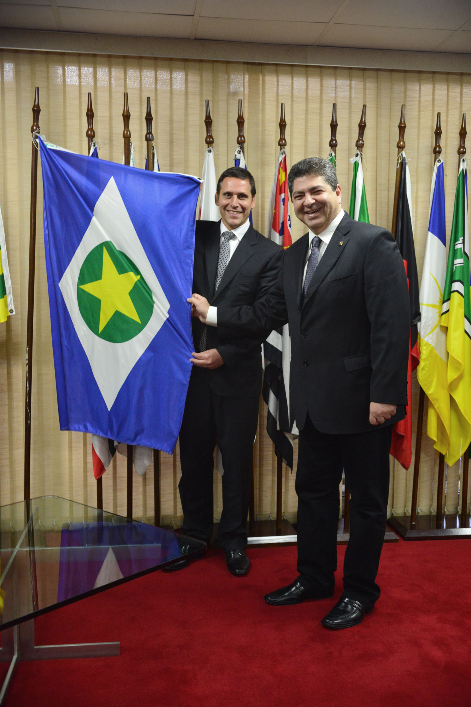 Fernando Capez segura a bandeira do Estado do Mato Grosso, junto ao presidente da Assembleia Legislativa daquele Estado, Guilherme Maluf<a style='float:right;color:#ccc' href='https://www3.al.sp.gov.br/repositorio/noticia/N-03-2015/fg168603.jpg' target=_blank><i class='bi bi-zoom-in'></i> Clique para ver a imagem </a>