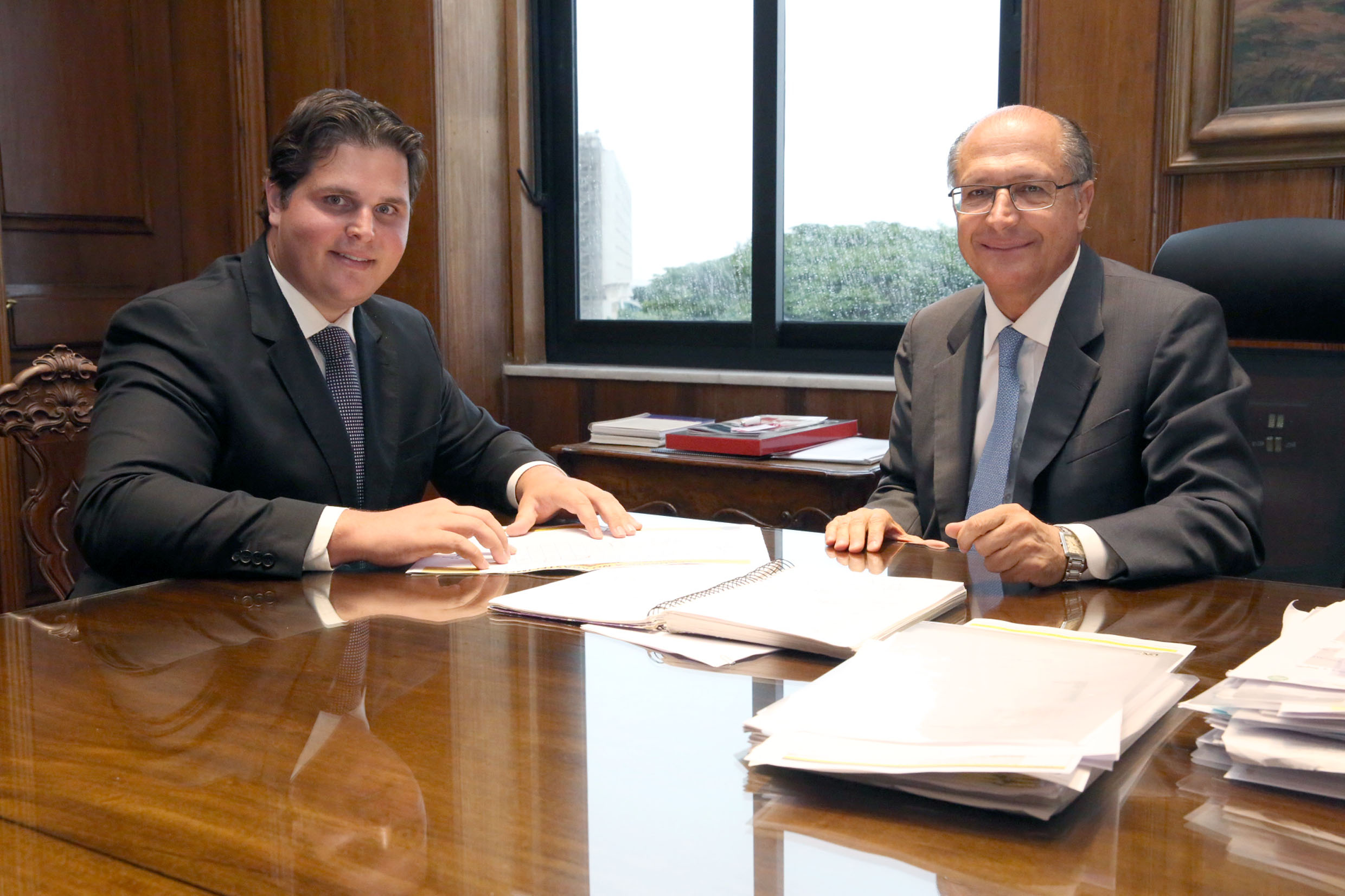 Cau Macris e Geraldo Alckmin<a style='float:right;color:#ccc' href='https://www3.al.sp.gov.br/repositorio/noticia/N-03-2015/fg168744.jpg' target=_blank><i class='bi bi-zoom-in'></i> Clique para ver a imagem </a>