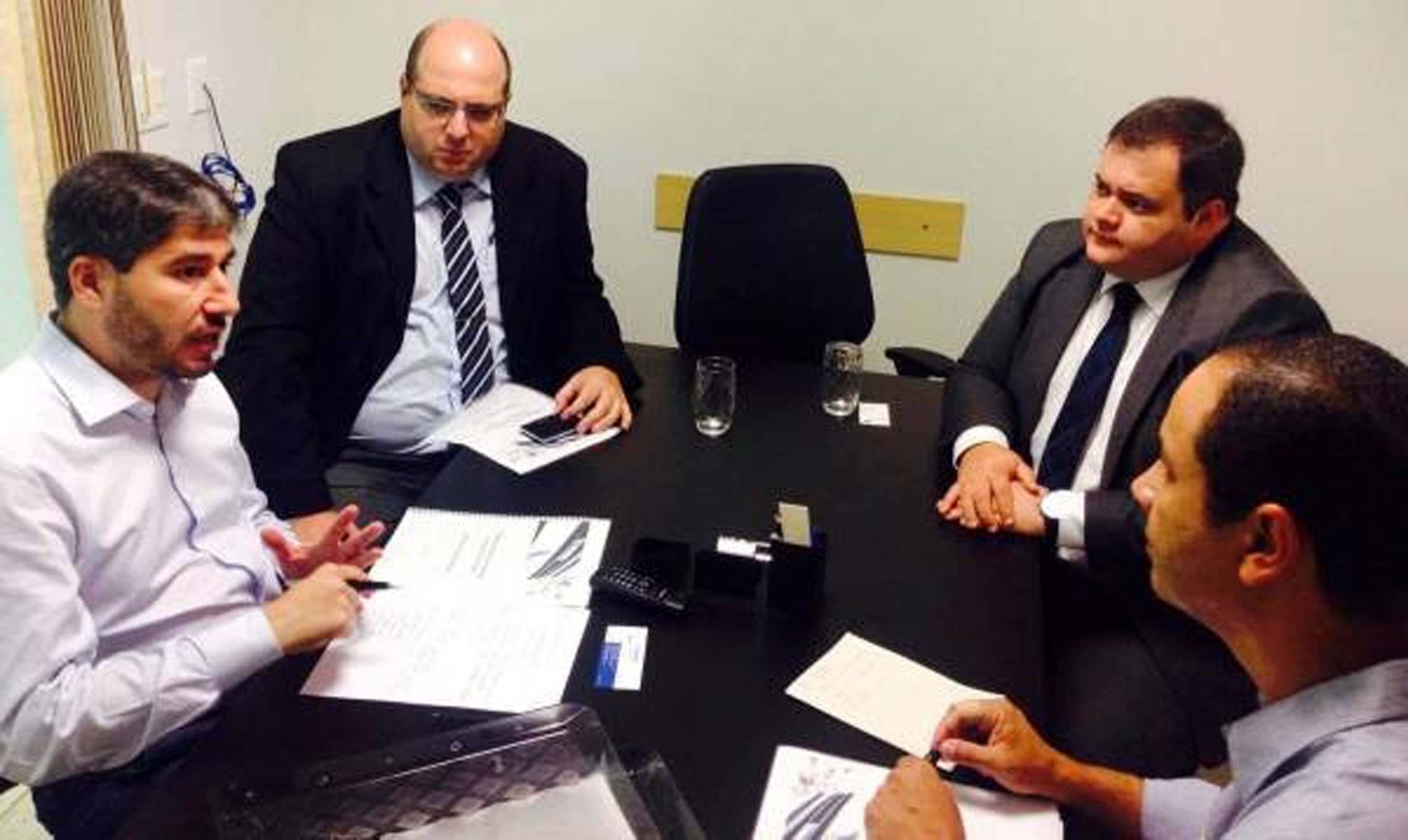 Cury (1  esq.), em reunio no seu gabinete<a style='float:right;color:#ccc' href='https://www3.al.sp.gov.br/repositorio/noticia/N-03-2016/fg186034.jpg' target=_blank><i class='bi bi-zoom-in'></i> Clique para ver a imagem </a>