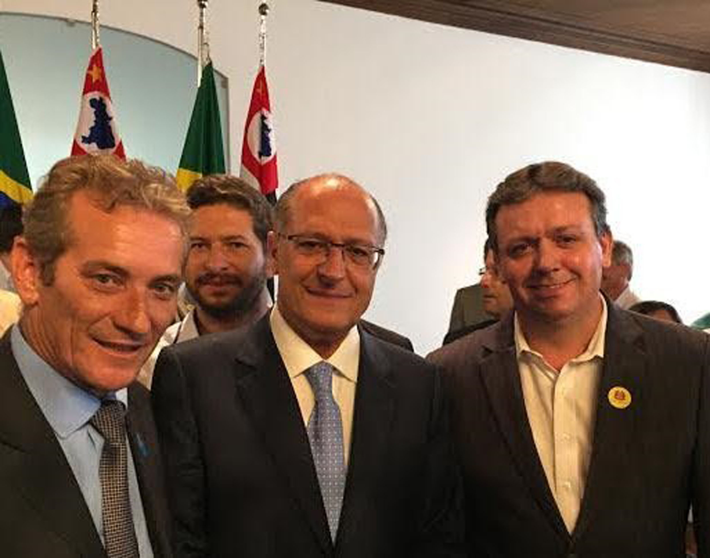 Ed Thomas, Alckmin e Duran<a style='float:right;color:#ccc' href='https://www3.al.sp.gov.br/repositorio/noticia/N-03-2016/fg186427.jpg' target=_blank><i class='bi bi-zoom-in'></i> Clique para ver a imagem </a>