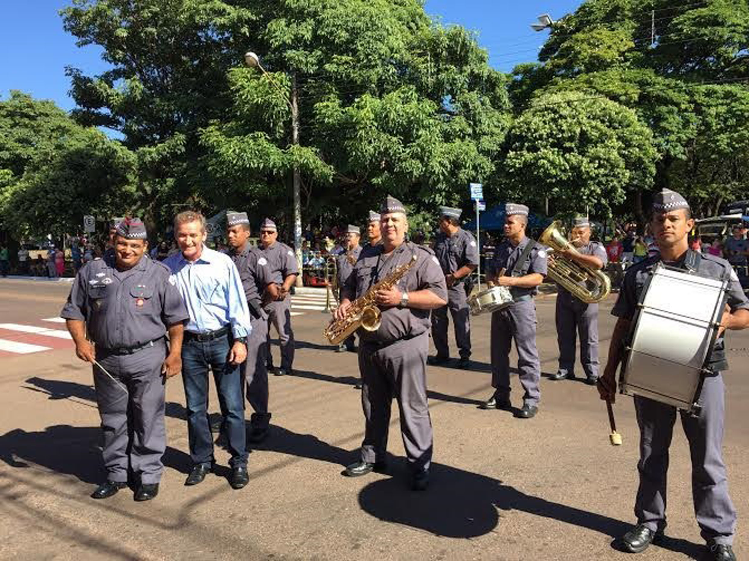 Maestro Leandro, Ed Thomas e a banda<a style='float:right;color:#ccc' href='https://www3.al.sp.gov.br/repositorio/noticia/N-03-2016/fg187182.jpg' target=_blank><i class='bi bi-zoom-in'></i> Clique para ver a imagem </a>