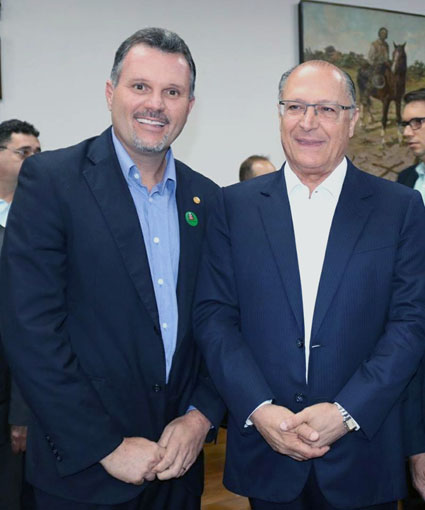 Junior Aprillanti e Geraldo Alckmin<a style='float:right;color:#ccc' href='https://www3.al.sp.gov.br/repositorio/noticia/N-03-2018/fg219494.jpg' target=_blank><i class='bi bi-zoom-in'></i> Clique para ver a imagem </a>