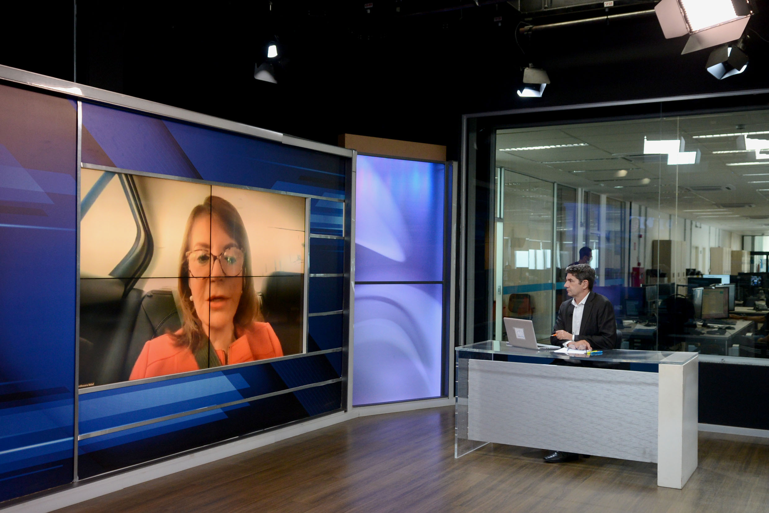 Professora Bebel na Tribuna Virtual <a style='float:right;color:#ccc' href='https://www3.al.sp.gov.br/repositorio/noticia/N-03-2021/fg263623.jpg' target=_blank><i class='bi bi-zoom-in'></i> Clique para ver a imagem </a>