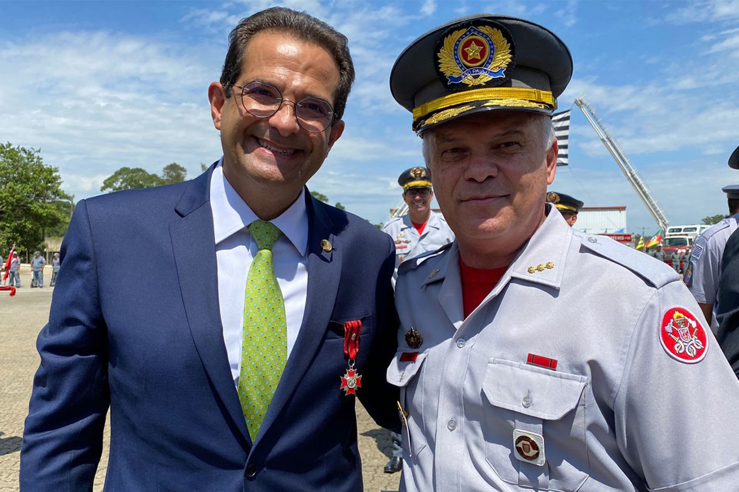 Edmir Chedid e coronel PM Luiz Alberto Rodrigues da Silva, comandante do Corpo de Bombeiros do Estado de So Paulo.<a style='float:right;color:#ccc' href='https://www3.al.sp.gov.br/repositorio/noticia/N-03-2022/fg283502.jpg' target=_blank><i class='bi bi-zoom-in'></i> Clique para ver a imagem </a>