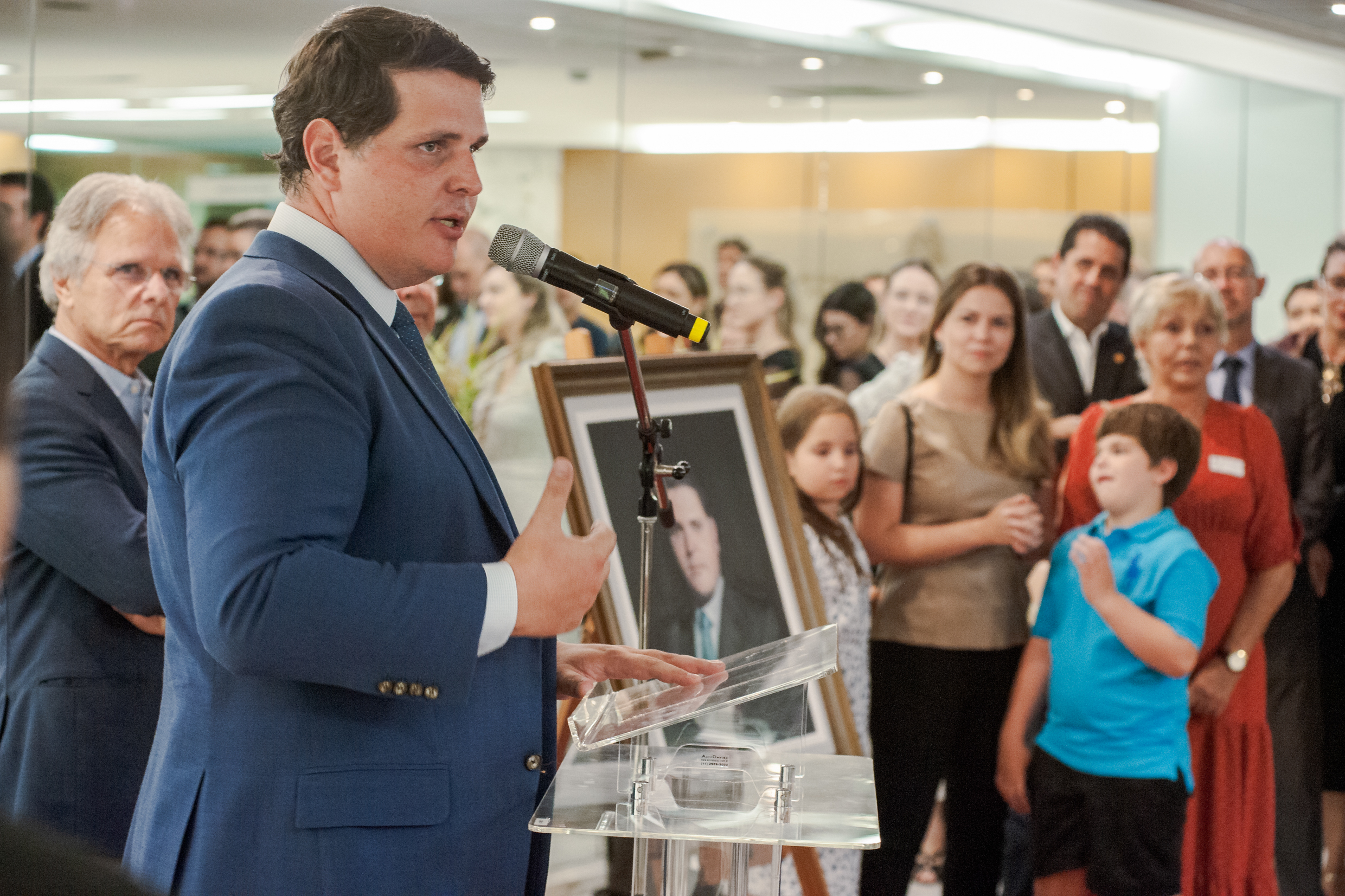 Macris durante inaugurao do quadro<a style='float:right;color:#ccc' href='https://www3.al.sp.gov.br/repositorio/noticia/N-03-2023/fg296250.jpg' target=_blank><i class='bi bi-zoom-in'></i> Clique para ver a imagem </a>