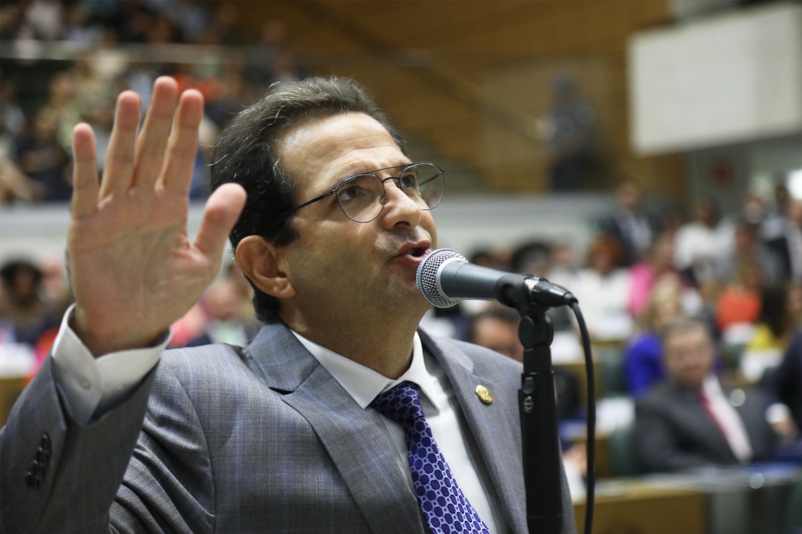 Chedid durante a posse na Assembleia Legislativa<a style='float:right;color:#ccc' href='https://www3.al.sp.gov.br/repositorio/noticia/N-03-2023/fg296695.jpeg' target=_blank><i class='bi bi-zoom-in'></i> Clique para ver a imagem </a>