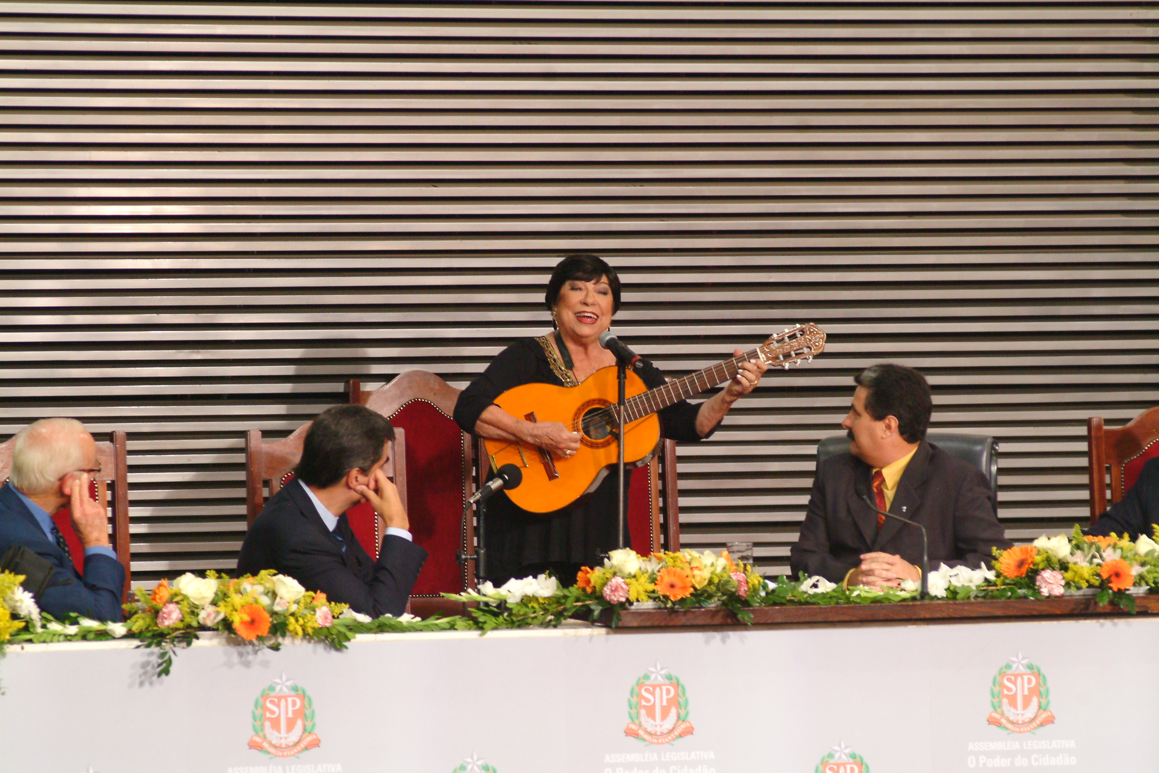 Inezita Barroso no Plenrio Juscelino Kubitschek<a style='float:right;color:#ccc' href='https://www3.al.sp.gov.br/repositorio/noticia/N-03-2025/fg341405.jpg' target=_blank><i class='bi bi-zoom-in'></i> Clique para ver a imagem </a>