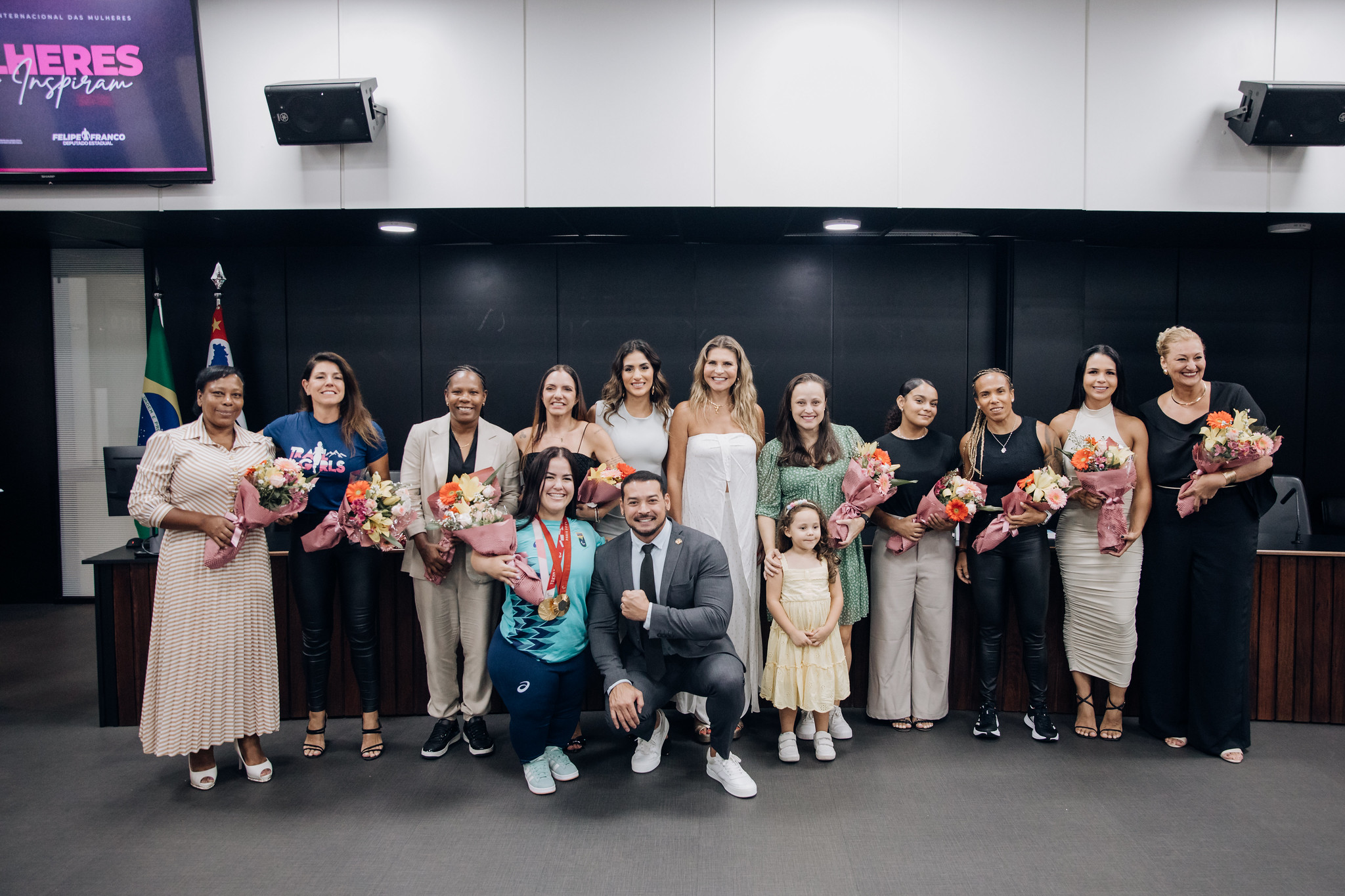 Deputado Felipe Franco com convidadas de evento<a style='float:right;color:#ccc' href='https://www3.al.sp.gov.br/repositorio/noticia/N-03-2025/fg341545.jpg' target=_blank><i class='bi bi-zoom-in'></i> Clique para ver a imagem </a>