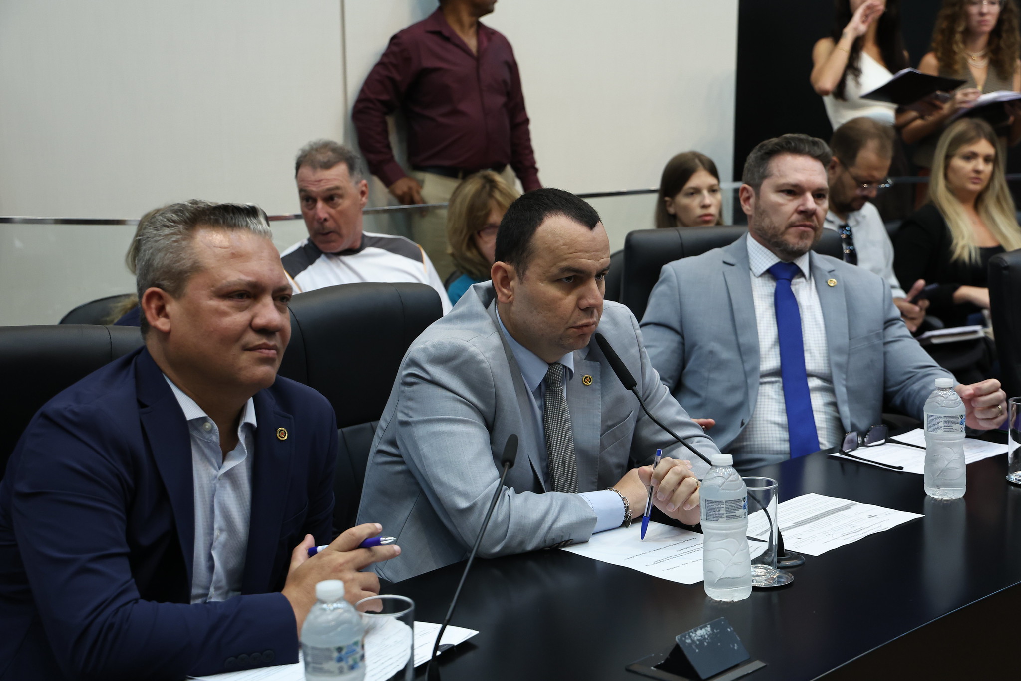 Parlamentares durante a reunião da Comissão<a style='float:right;color:#ccc' href='https://www3.al.sp.gov.br/repositorio/noticia/N-03-2025/fg341603.jpg' target=_blank><i class='bi bi-zoom-in'></i> Clique para ver a imagem </a>