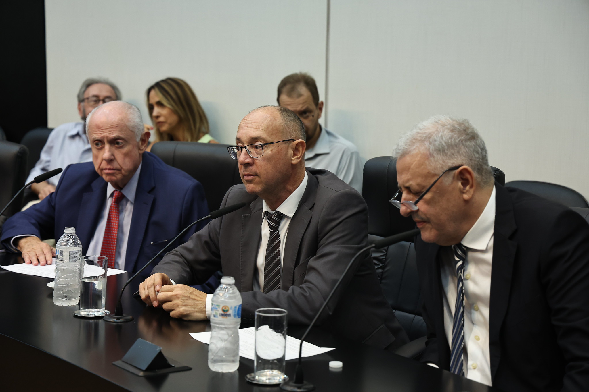 Parlamentares durante a reunião da Comissão<a style='float:right;color:#ccc' href='https://www3.al.sp.gov.br/repositorio/noticia/N-03-2025/fg341604.jpg' target=_blank><i class='bi bi-zoom-in'></i> Clique para ver a imagem </a>