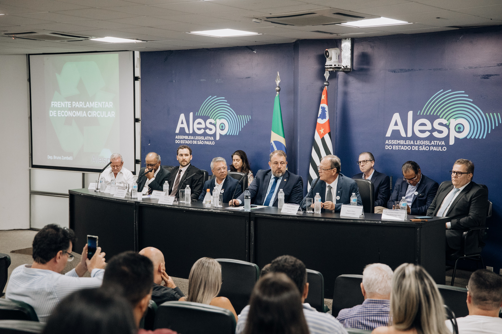 Frente da economia circular  lanada na Alesp<a style='float:right;color:#ccc' href='https://www3.al.sp.gov.br/repositorio/noticia/N-03-2025/fg341608.jpg' target=_blank><i class='bi bi-zoom-in'></i> Clique para ver a imagem </a>