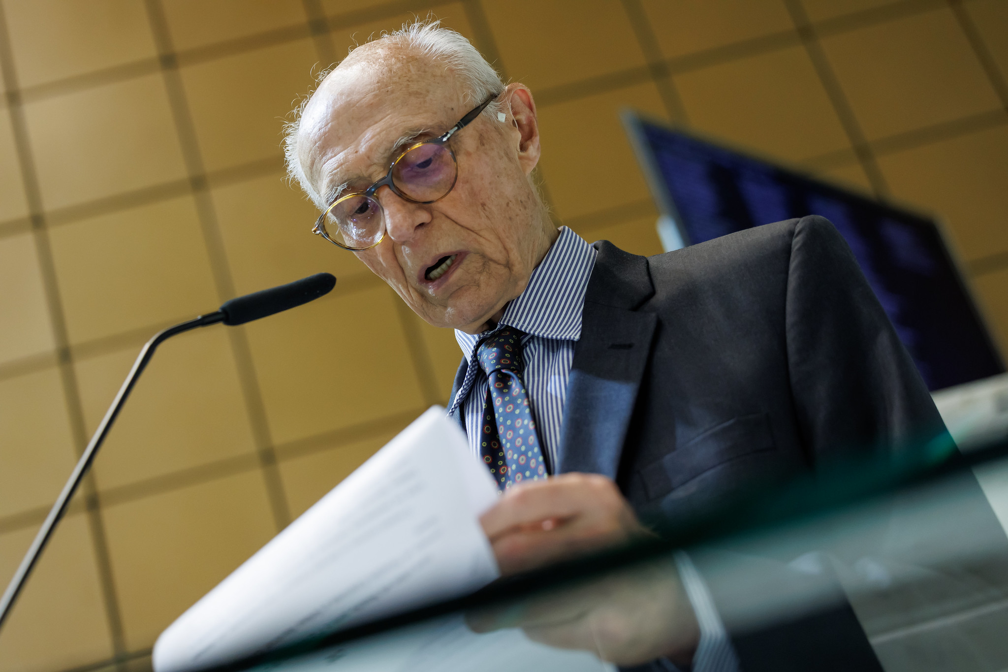 Eduardo Suplicy (PT): renda bsica de cidadania<a style='float:right;color:#ccc' href='https://www3.al.sp.gov.br/repositorio/noticia/N-03-2025/fg341725.jpg' target=_blank><i class='bi bi-zoom-in'></i> Clique para ver a imagem </a>