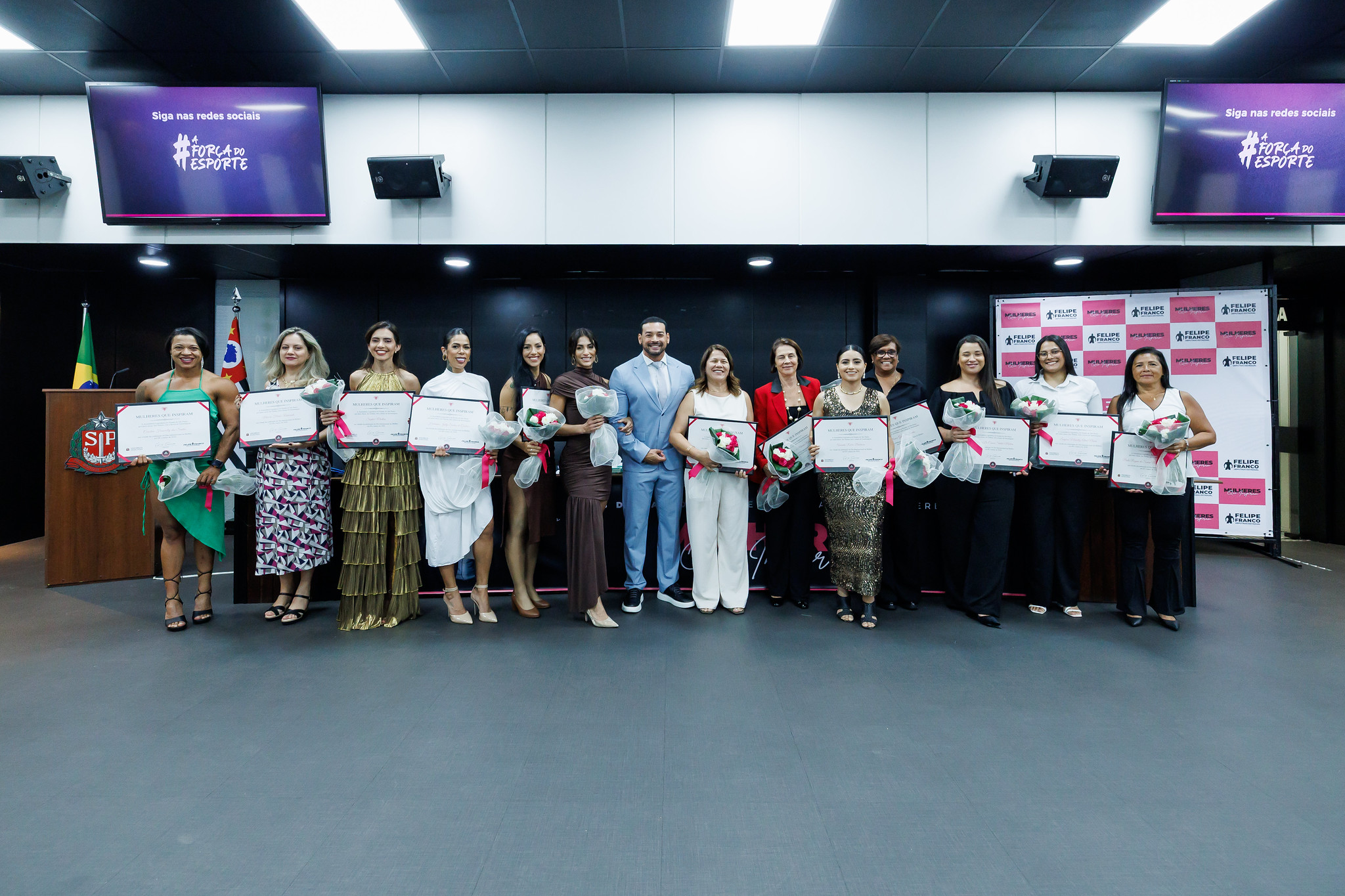 No total 14 mulheres receberam homenagens<a style='float:right;color:#ccc' href='https://www3.al.sp.gov.br/repositorio/noticia/N-03-2026/fg361605.jpg' target=_blank><i class='bi bi-zoom-in'></i> Clique para ver a imagem </a>