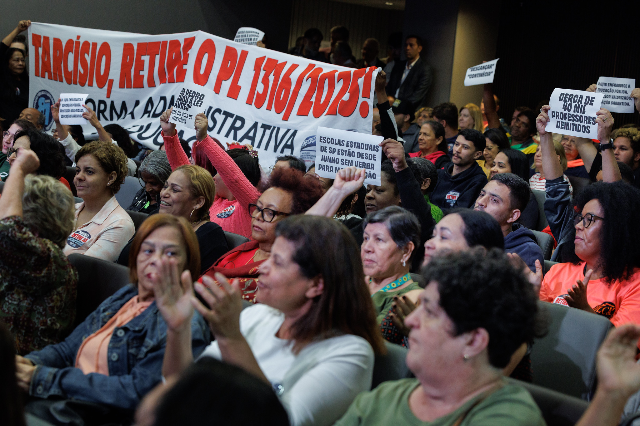 PL reestrutura carreira do magist�rio<a style='float:right' href='https://www3.al.sp.gov.br/repositorio/noticia/N-03-2026/fg361646.jpg' target=_blank><img src='/_img/material-file-download-white.png' width='14px' alt='Clique para baixar a imagem'></a>