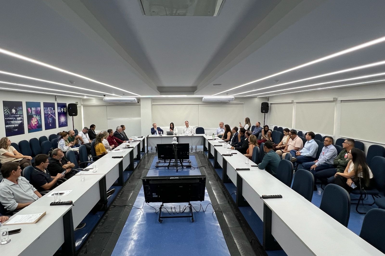 Reuni�o com a secret�ria<a style='float:right' href='https://www3.al.sp.gov.br/repositorio/noticia/N-03-2026/fg361666.jpeg' target=_blank><img src='/_img/material-file-download-white.png' width='14px' alt='Clique para baixar a imagem'></a>