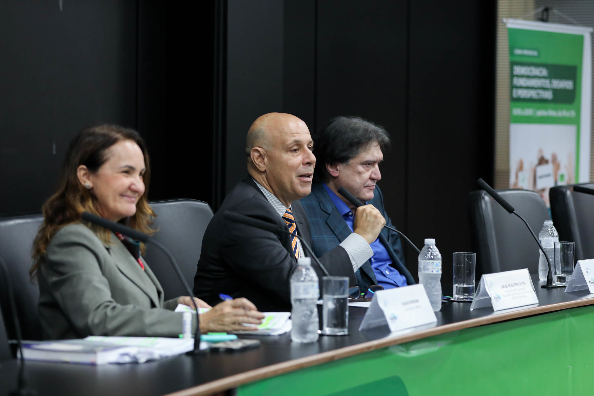 Dutra ladeado pelos palestrantes da 2� aula <a style='float:right' href='https://www3.al.sp.gov.br/repositorio/noticia/N-03-2026/fg361682.jpg' target=_blank><img src='/_img/material-file-download-white.png' width='14px' alt='Clique para baixar a imagem'></a>