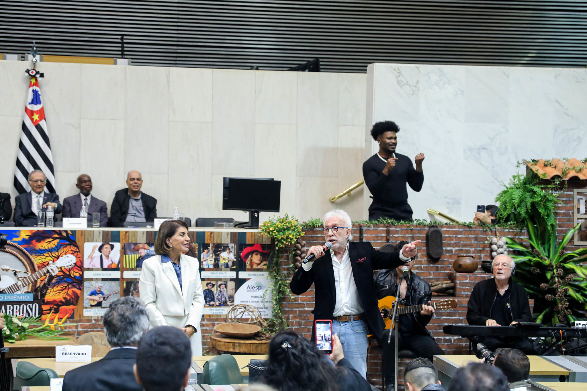 Moacyr Franco fez participa��o especial na Alesp<a style='float:right;color:#ccc' href='https://www3.al.sp.gov.br/repositorio/noticia/N-03-2026/fg361745.jpg' target=_blank><i class='bi bi-zoom-in'></i> Clique para ver a imagem </a>