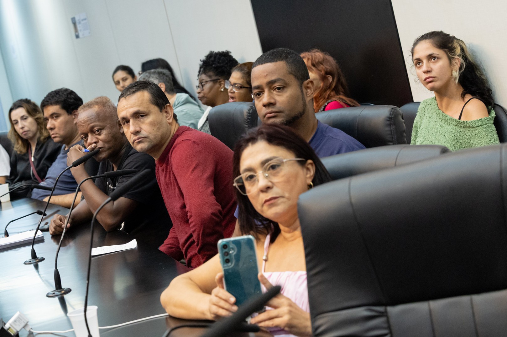 Audi�ncia na Alesp protesta contra demiss�es<a style='float:right;color:#ccc' href='https://www3.al.sp.gov.br/repositorio/noticia/N-03-2026/fg362124.jpg' target=_blank><i class='bi bi-zoom-in'></i> Clique para ver a imagem </a>