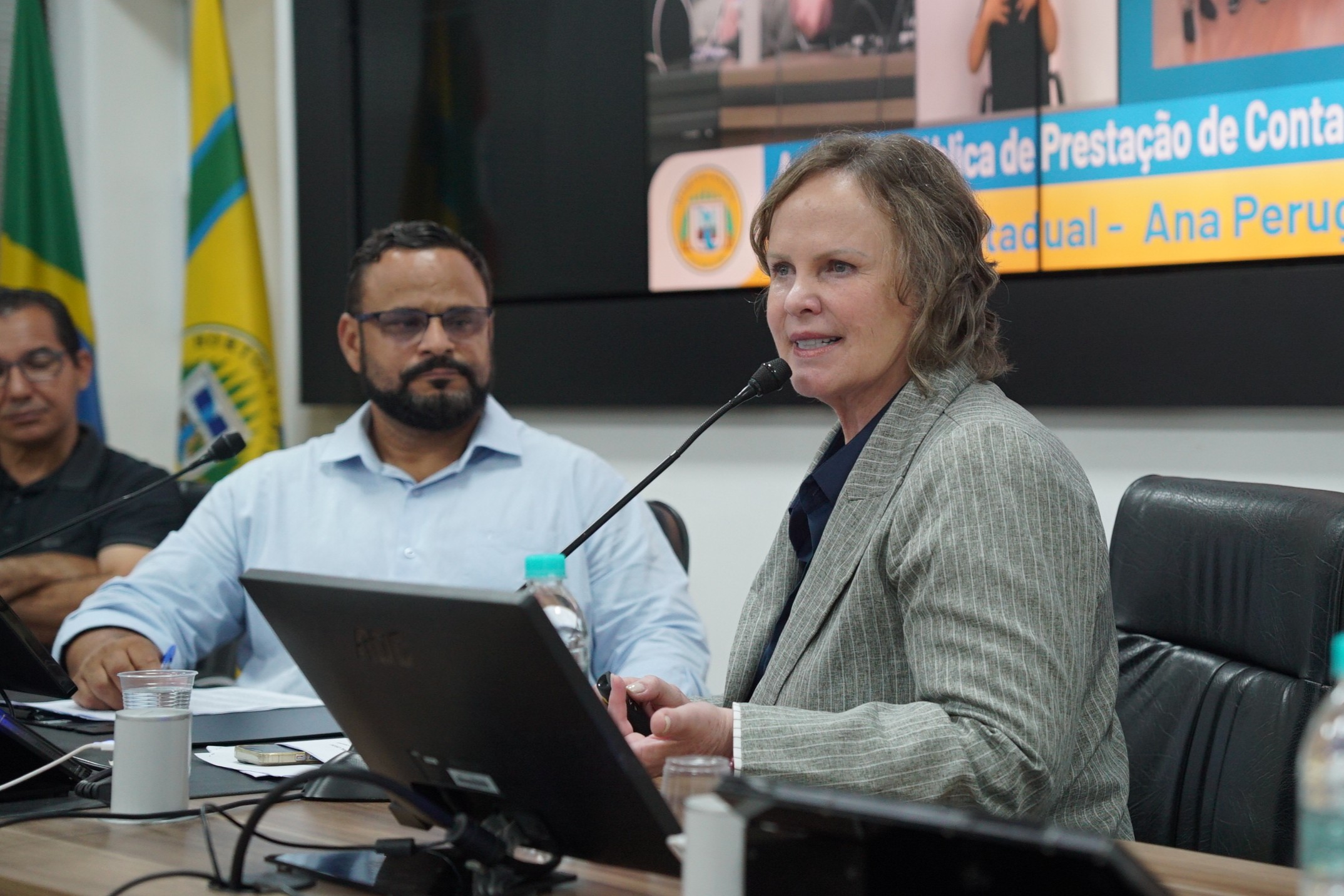 Deputada durante audi�ncia<a style='float:right;color:#ccc' href='https://www3.al.sp.gov.br/repositorio/noticia/N-03-2026/fg362237.jpg' target=_blank><i class='bi bi-zoom-in'></i> Clique para ver a imagem </a>