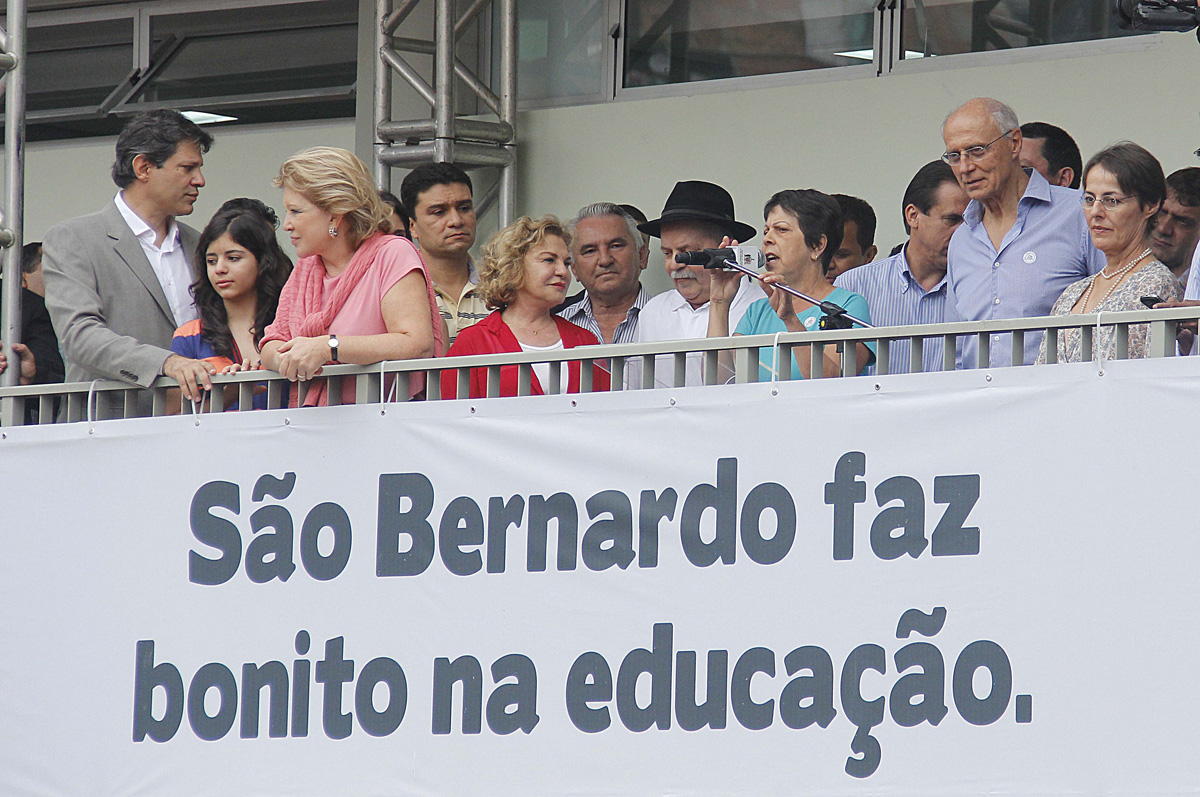 Ana do Carmo discursa ao lado do ex-presidente Lula <a style='float:right;color:#ccc' href='https://www3.al.sp.gov.br/repositorio/noticia/N-04-2012/fg113587.jpg' target=_blank><i class='bi bi-zoom-in'></i> Clique para ver a imagem </a>