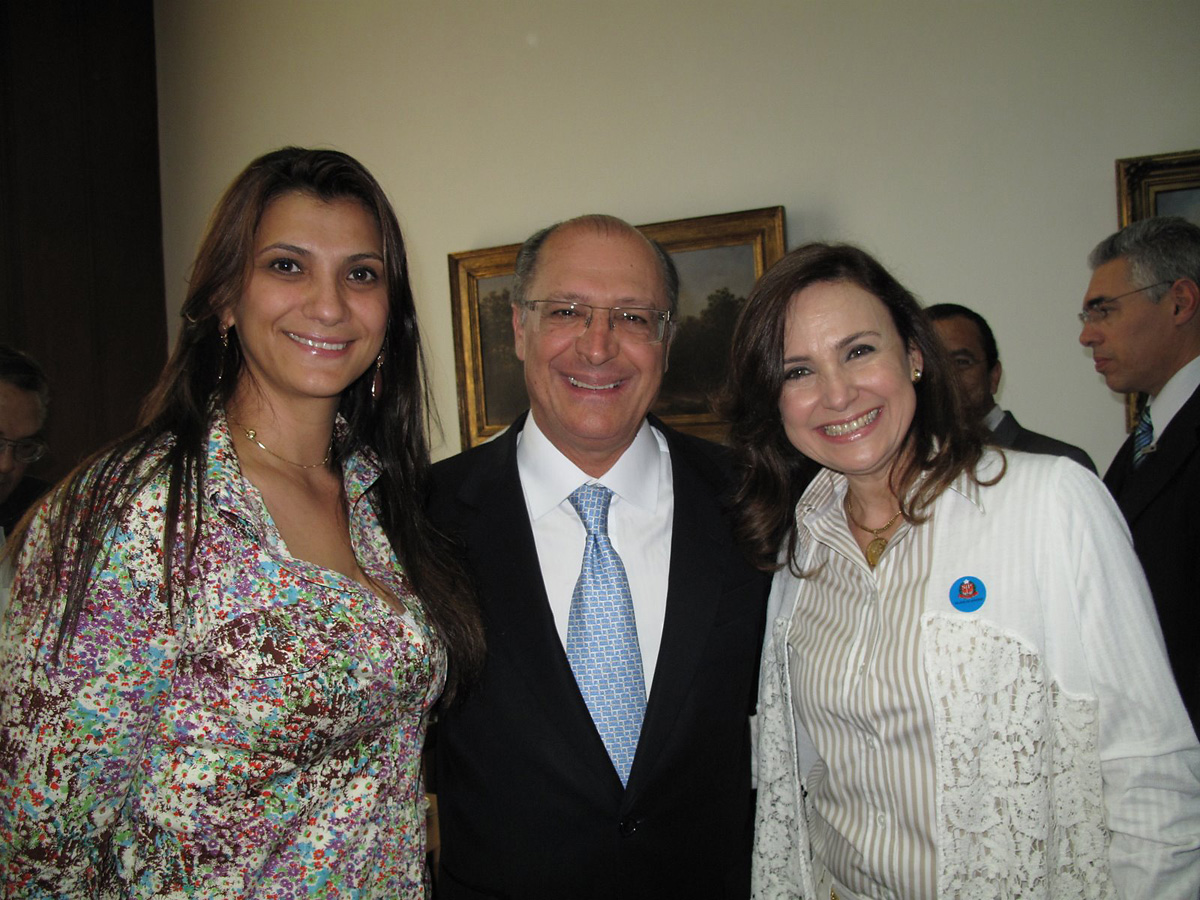 Gina, Alckmin e Analice na cerimnia de assinatura<a style='float:right;color:#ccc' href='https://www3.al.sp.gov.br/repositorio/noticia/N-04-2012/fg113601.jpg' target=_blank><i class='bi bi-zoom-in'></i> Clique para ver a imagem </a>