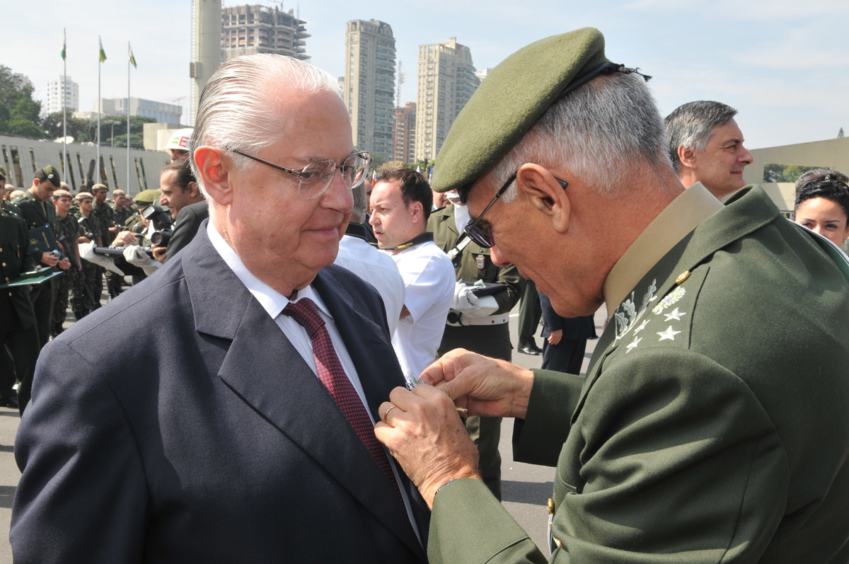 Barros Munhoz  agraciado com a Medalha da Ordem do Mrito Militar<a style='float:right;color:#ccc' href='https://www3.al.sp.gov.br/repositorio/noticia/N-04-2012/fg113650.jpg' target=_blank><i class='bi bi-zoom-in'></i> Clique para ver a imagem </a>
