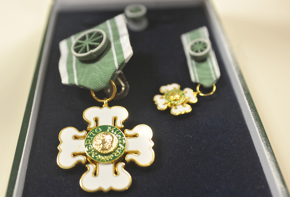 Medalha da Ordem do Mrito Militar<a style='float:right;color:#ccc' href='https://www3.al.sp.gov.br/repositorio/noticia/N-04-2012/fg113685.jpg' target=_blank><i class='bi bi-zoom-in'></i> Clique para ver a imagem </a>