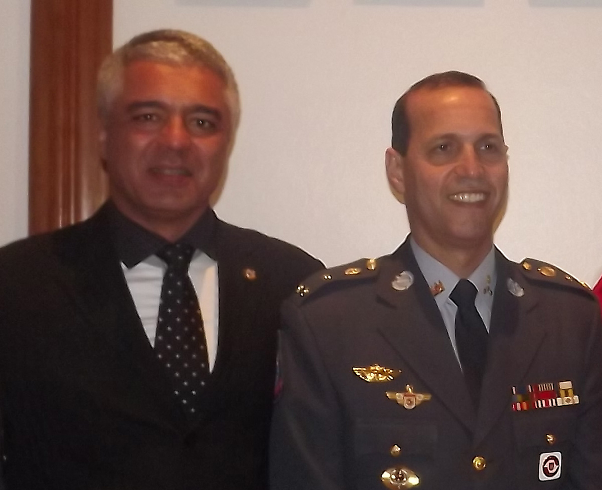 Olmpio Gomes e o novo comandante geral da PM, Roberval Ferreira Frana<a style='float:right;color:#ccc' href='https://www3.al.sp.gov.br/repositorio/noticia/N-04-2012/fg113894.jpg' target=_blank><i class='bi bi-zoom-in'></i> Clique para ver a imagem </a>