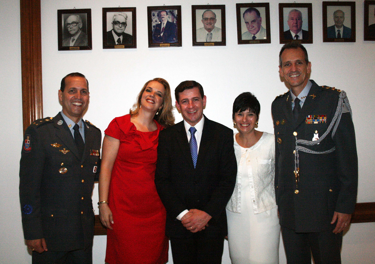 Roberval e sua esposa, Orlando Morando, Hudson e sua esposa<a style='float:right;color:#ccc' href='https://www3.al.sp.gov.br/repositorio/noticia/N-04-2012/fg113897.jpg' target=_blank><i class='bi bi-zoom-in'></i> Clique para ver a imagem </a>