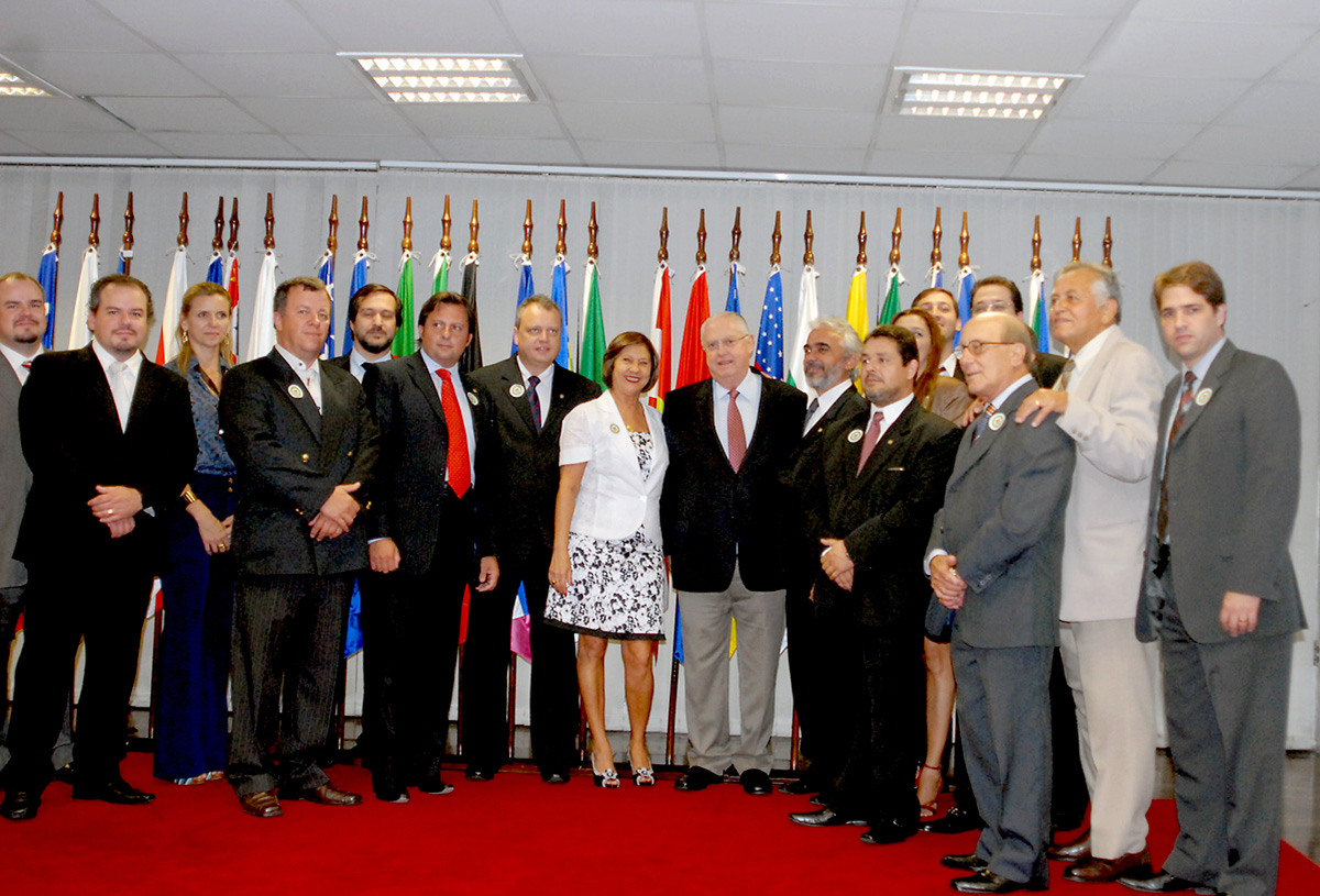 Presidente Barros Munhoz, ao centro, comemora com delegados de polcia a aprovao da EC 35<a style='float:right;color:#ccc' href='https://www3.al.sp.gov.br/repositorio/noticia/N-04-2012/fg113947.jpg' target=_blank><i class='bi bi-zoom-in'></i> Clique para ver a imagem </a>