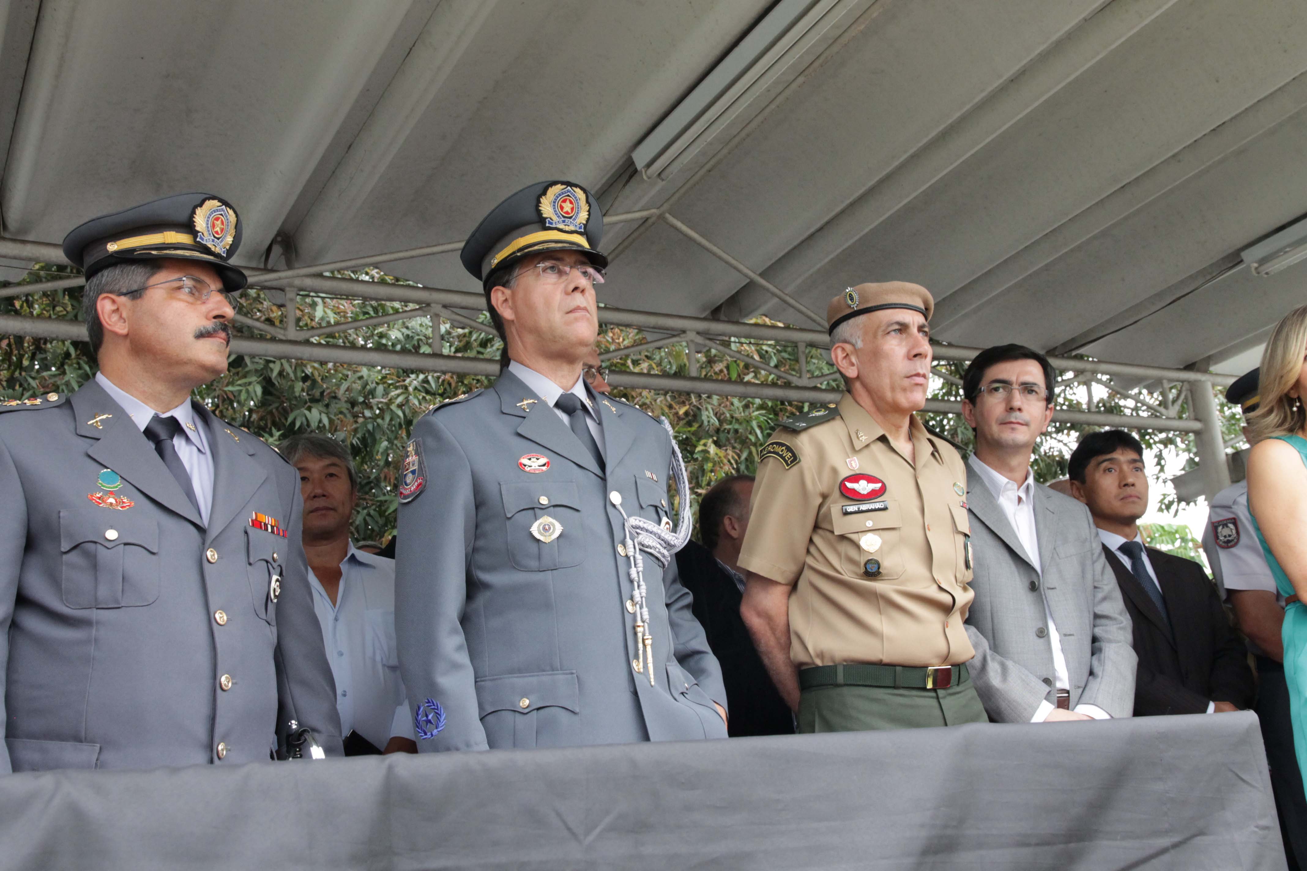 Coronis Armani e Pantaleo, gal. Abraho, prefeito Hamilton e Nishimoto <a style='float:right;color:#ccc' href='https://www3.al.sp.gov.br/repositorio/noticia/N-04-2013/fg123086.jpg' target=_blank><i class='bi bi-zoom-in'></i> Clique para ver a imagem </a>