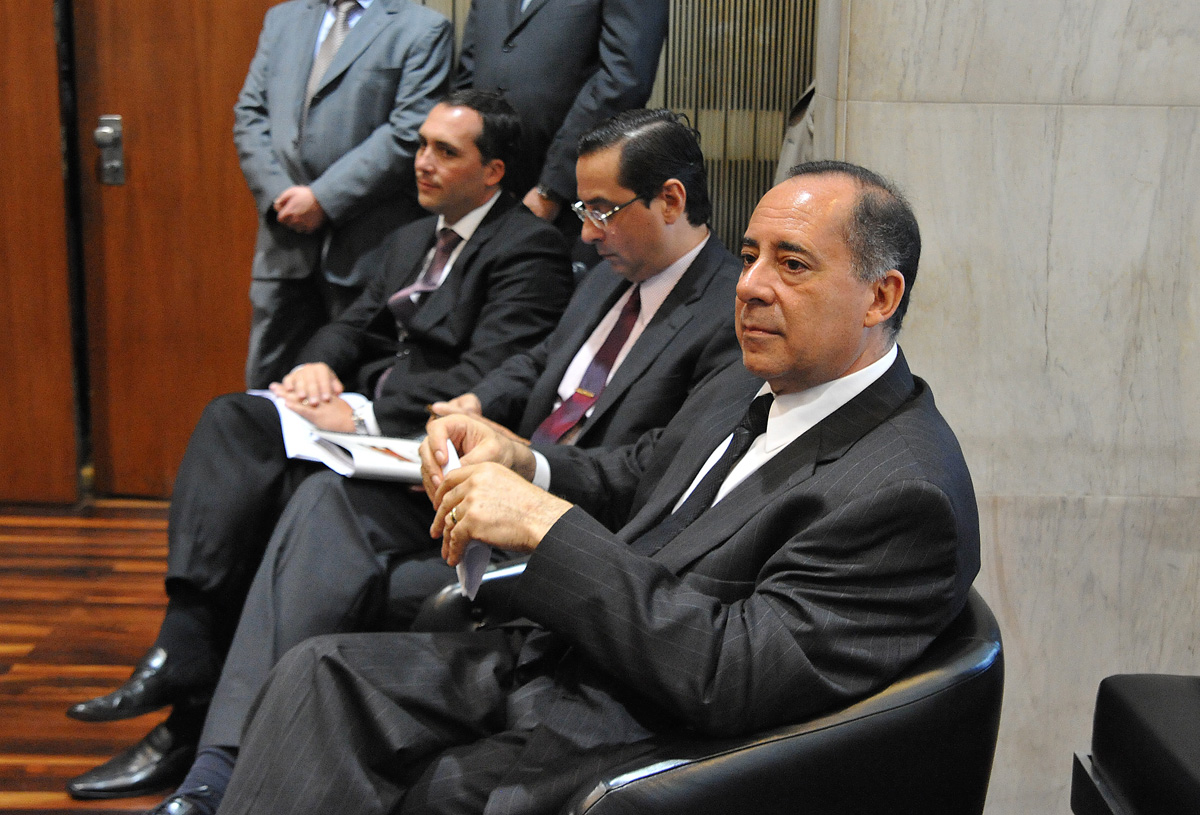 Autoridades presentes <a style='float:right;color:#ccc' href='https://www3.al.sp.gov.br/repositorio/noticia/N-04-2013/fg123170.jpg' target=_blank><i class='bi bi-zoom-in'></i> Clique para ver a imagem </a>