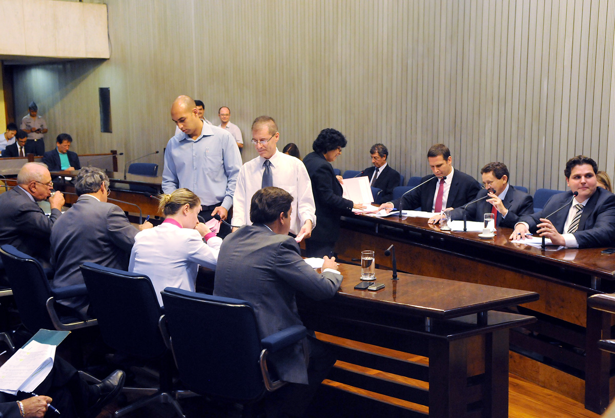 Reunião da Comissão de Constituição Justiça e Redação<a style='float:right;color:#ccc' href='https://www3.al.sp.gov.br/repositorio/noticia/N-04-2013/fg123174.jpg' target=_blank><i class='bi bi-zoom-in'></i> Clique para ver a imagem </a>