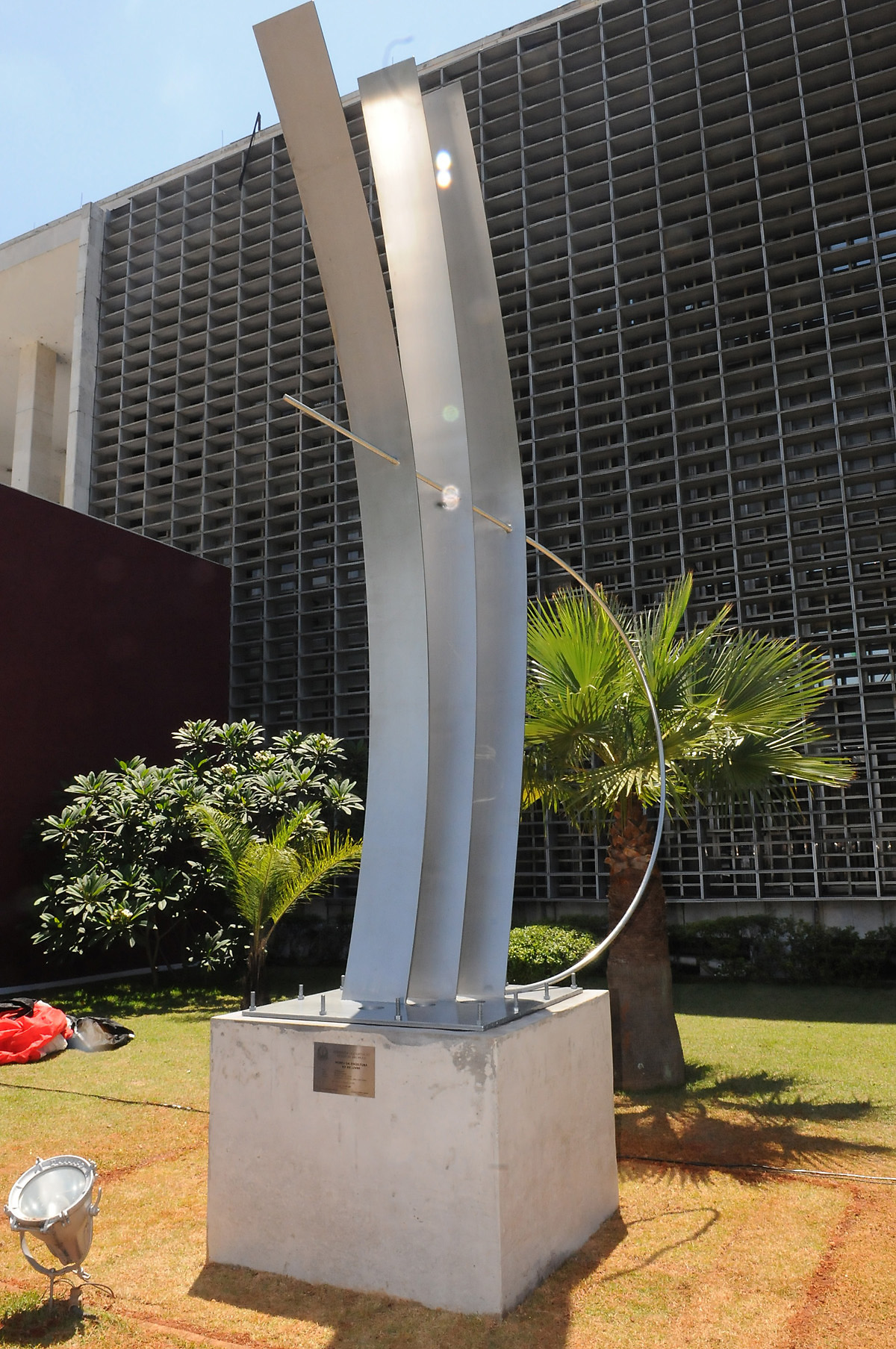 III Millenium obra de Roberto Fabiani doada ao Museu da Escultura ao Ar Livre do Legislativo Paulista. (2008)<a style='float:right;color:#ccc' href='https://www3.al.sp.gov.br/repositorio/noticia/N-04-2013/fg123364.jpg' target=_blank><i class='bi bi-zoom-in'></i> Clique para ver a imagem </a>