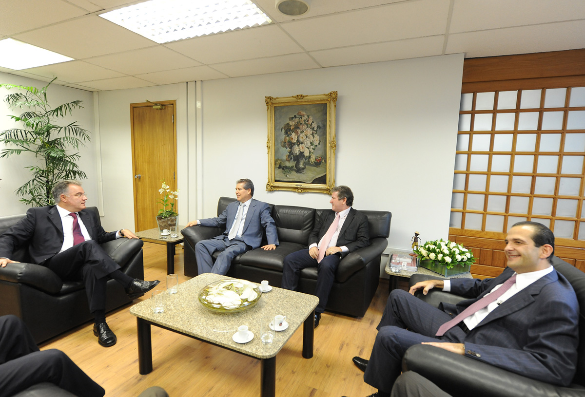 A visita tambm deu o ensejo de cumprimentar o presidente do TCE, Antonio Roque Citadini, pelos 25 anos de posse na Corte de Contas paulista<a style='float:right;color:#ccc' href='https://www3.al.sp.gov.br/repositorio/noticia/N-04-2013/fg123459.jpg' target=_blank><i class='bi bi-zoom-in'></i> Clique para ver a imagem </a>