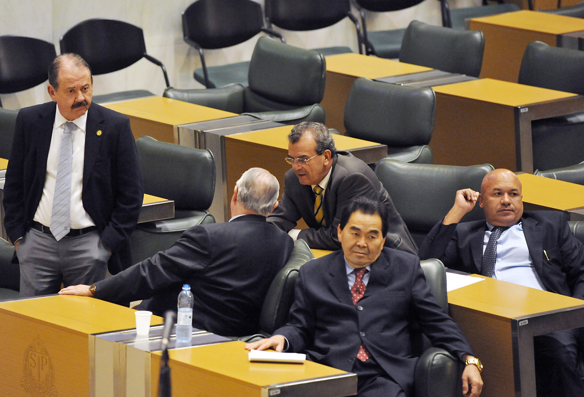 Deputados em plenrio <a style='float:right;color:#ccc' href='https://www3.al.sp.gov.br/repositorio/noticia/N-04-2013/fg123831.jpg' target=_blank><i class='bi bi-zoom-in'></i> Clique para ver a imagem </a>