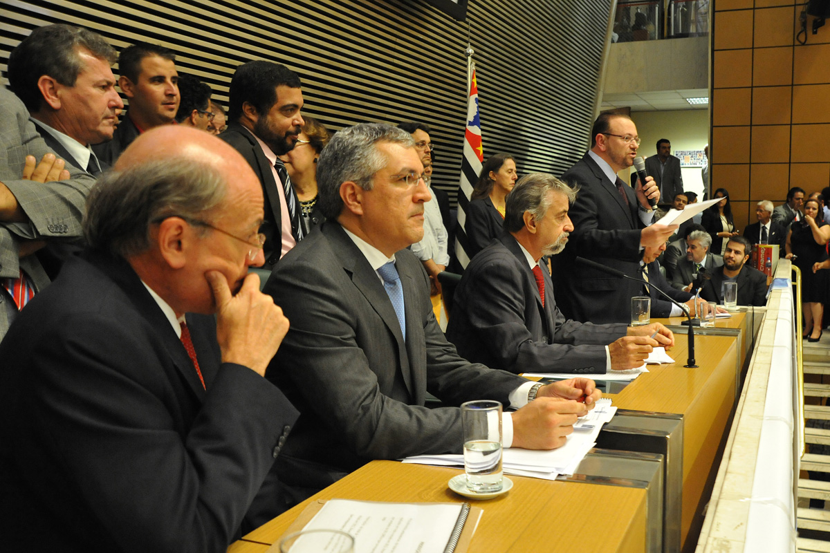 Alexandre Padilha e deputados estaduais durante a audincia pblica <a style='float:right;color:#ccc' href='https://www3.al.sp.gov.br/repositorio/noticia/N-04-2013/fg123881.jpg' target=_blank><i class='bi bi-zoom-in'></i> Clique para ver a imagem </a>