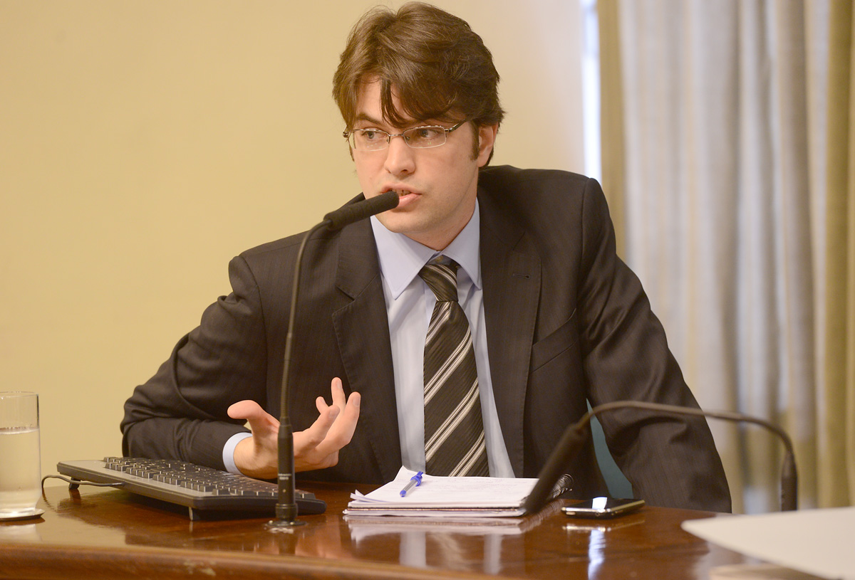 Pedro Scazufca, representante do economista Gesner de Oliveira<a style='float:right;color:#ccc' href='https://www3.al.sp.gov.br/repositorio/noticia/N-04-2013/fg124064.jpg' target=_blank><i class='bi bi-zoom-in'></i> Clique para ver a imagem </a>