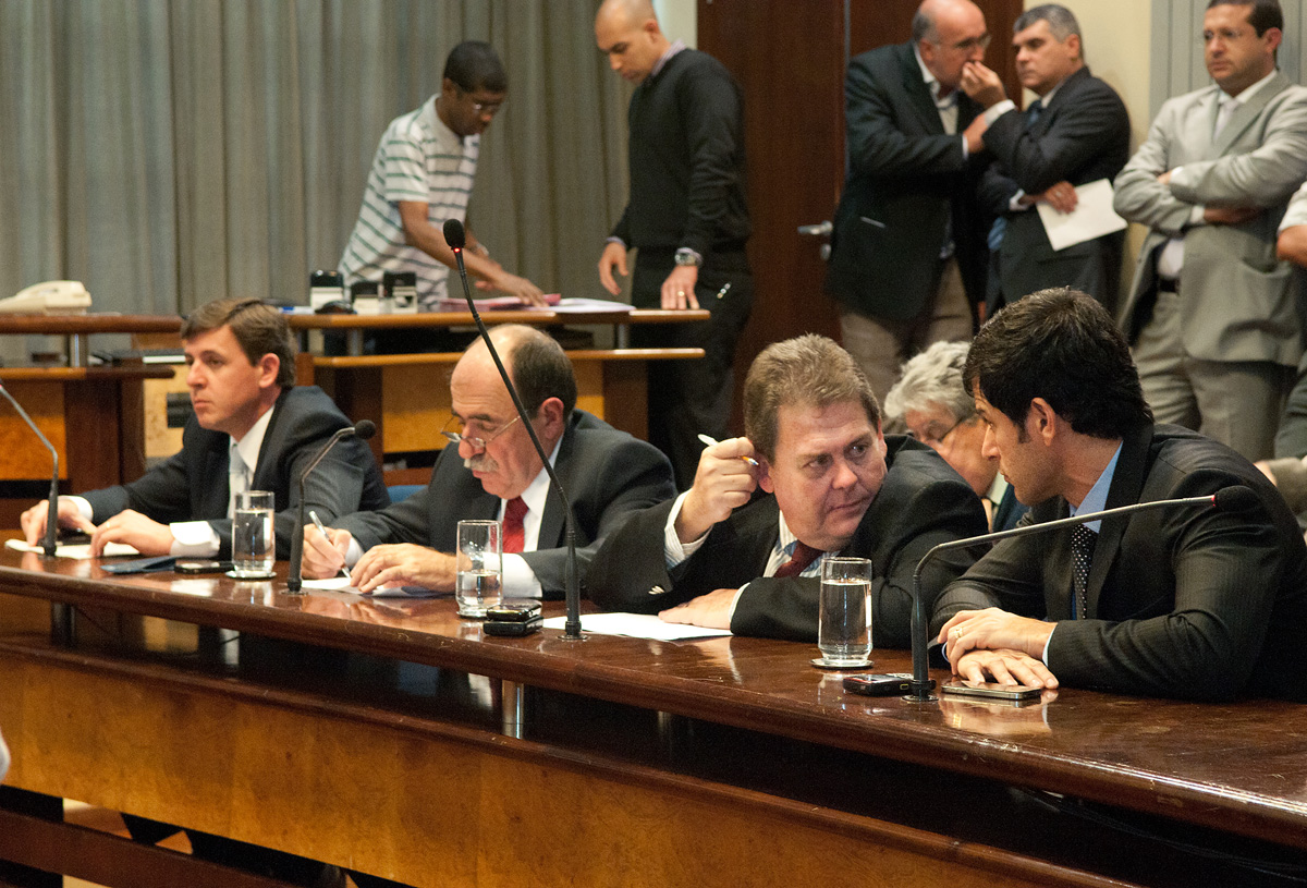 Deputados da comisso <a style='float:right;color:#ccc' href='https://www3.al.sp.gov.br/repositorio/noticia/N-04-2013/fg124137.jpg' target=_blank><i class='bi bi-zoom-in'></i> Clique para ver a imagem </a>