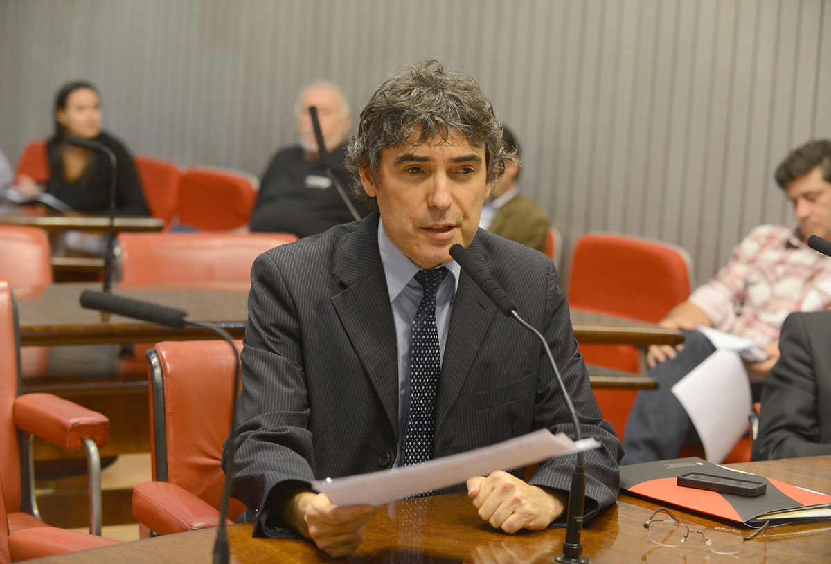 Carlos Giannazi<a style='float:right;color:#ccc' href='https://www3.al.sp.gov.br/repositorio/noticia/N-04-2013/fg124144.jpg' target=_blank><i class='bi bi-zoom-in'></i> Clique para ver a imagem </a>