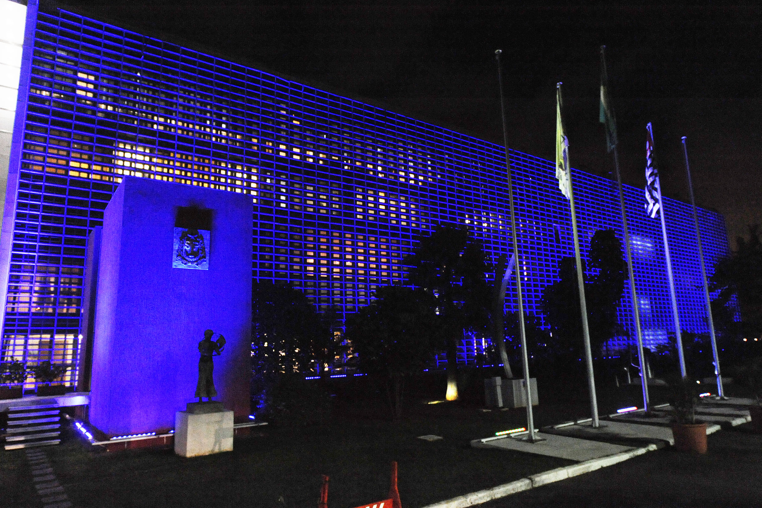 Assembleia com fachada azul <a style='float:right;color:#ccc' href='https://www3.al.sp.gov.br/repositorio/noticia/N-04-2014/fg160256.jpg' target=_blank><i class='bi bi-zoom-in'></i> Clique para ver a imagem </a>