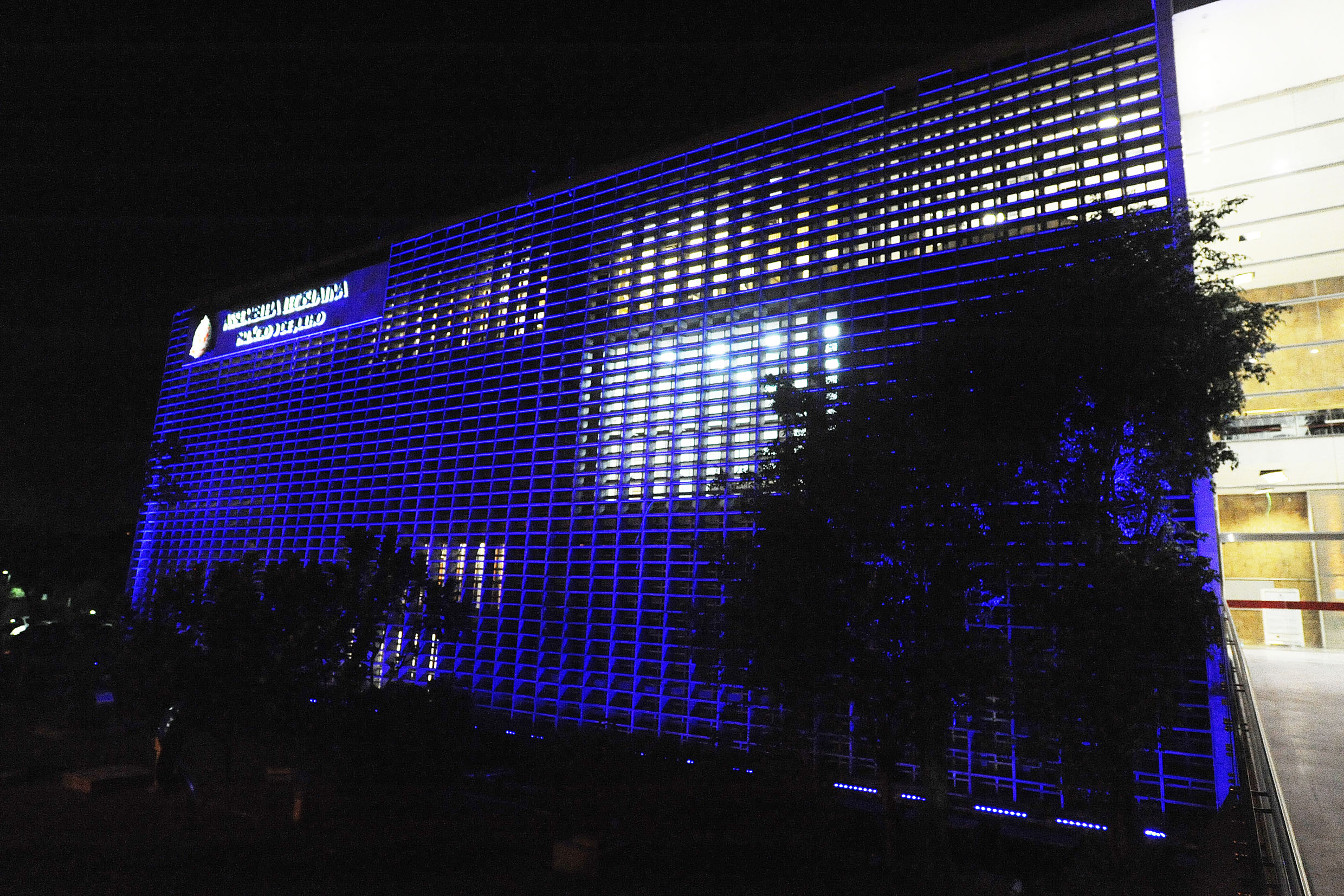 Assembleia com fachada azul marca o Dia Mundial de Conscientizao do Autismo<a style='float:right;color:#ccc' href='https://www3.al.sp.gov.br/repositorio/noticia/N-04-2014/fg160257.jpg' target=_blank><i class='bi bi-zoom-in'></i> Clique para ver a imagem </a>