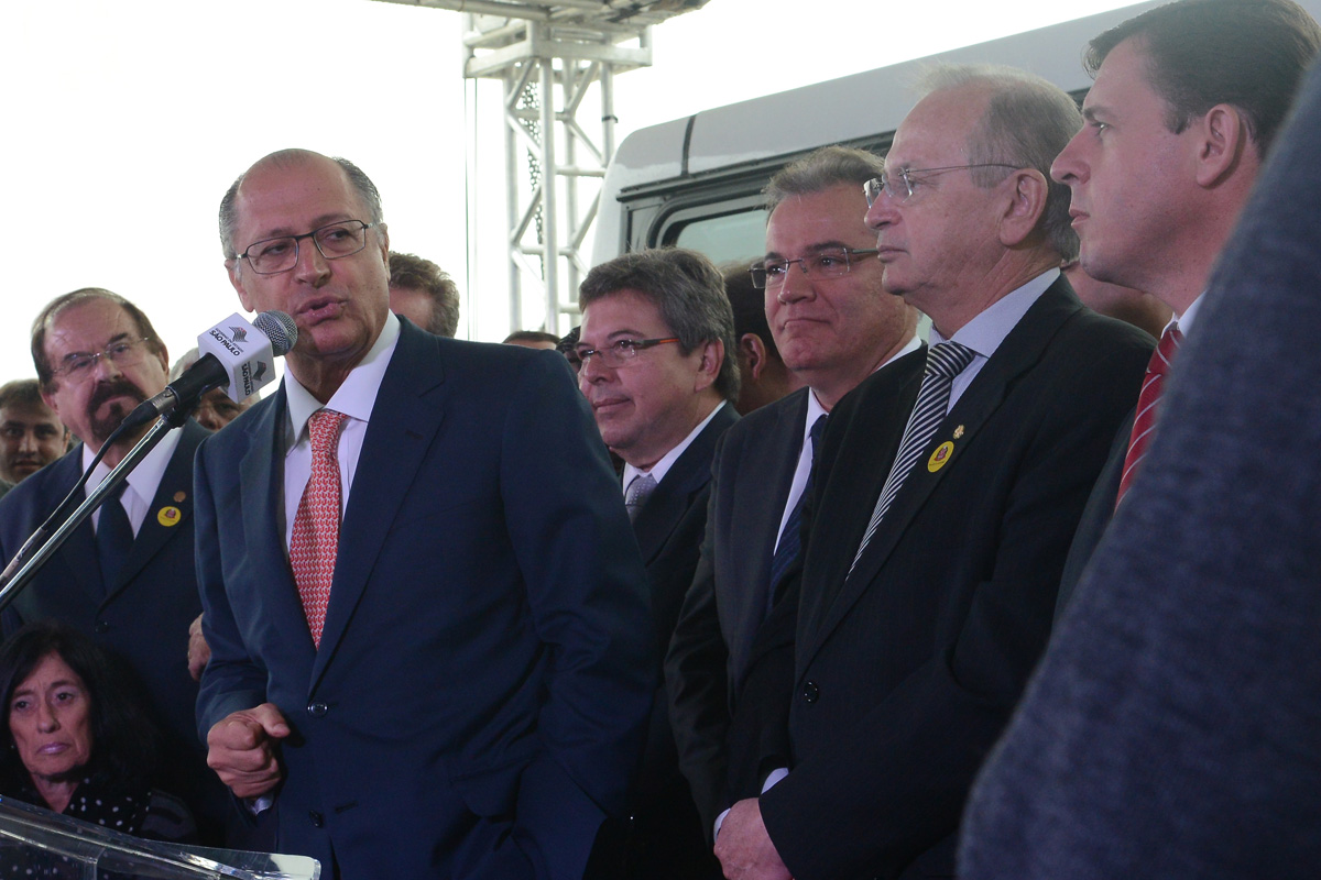 Governador Geraldo Alckmin, deputados e autoridades presentes <a style='float:right;color:#ccc' href='https://www3.al.sp.gov.br/repositorio/noticia/N-04-2014/fg160835.jpg' target=_blank><i class='bi bi-zoom-in'></i> Clique para ver a imagem </a>