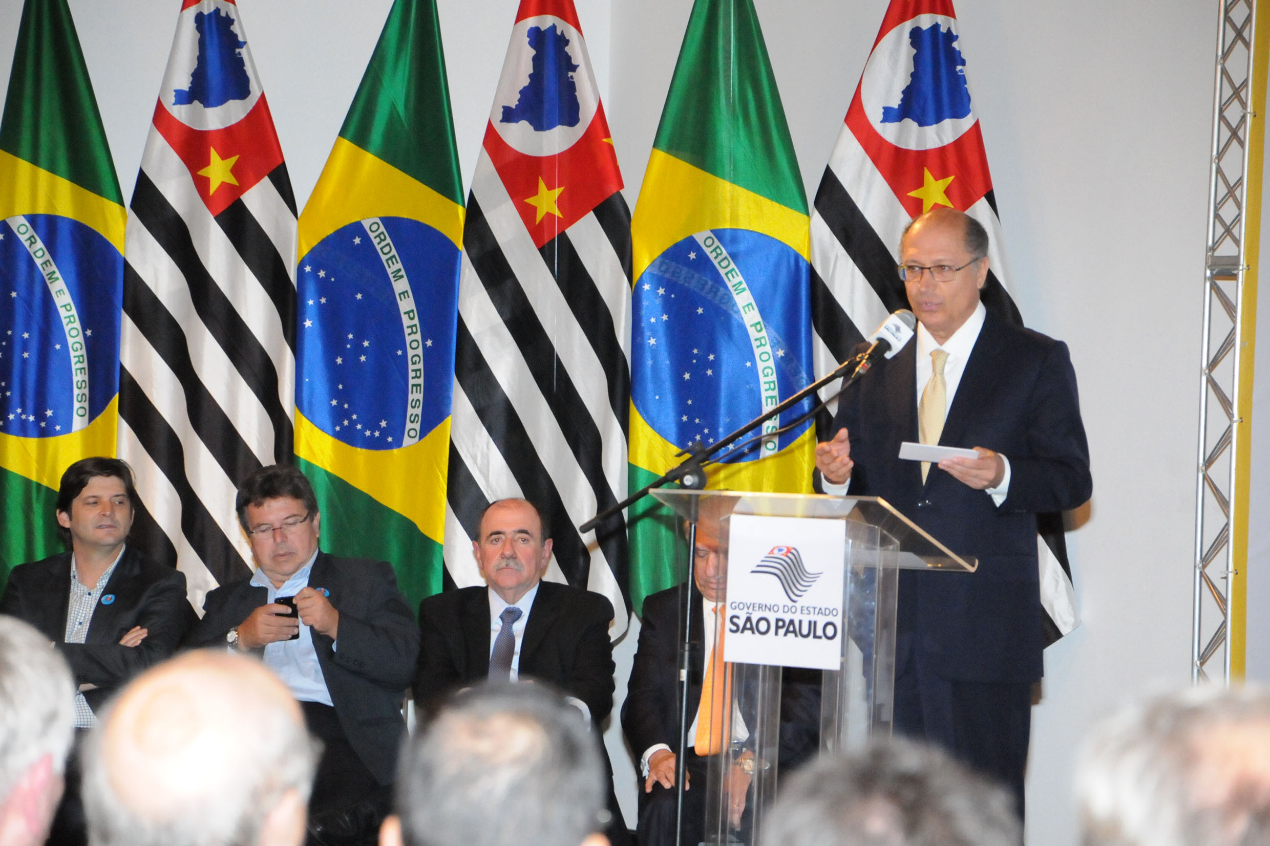 Autoridades acompanham discurso de Alckmin<a style='float:right;color:#ccc' href='https://www3.al.sp.gov.br/repositorio/noticia/N-04-2014/fg161241.jpg' target=_blank><i class='bi bi-zoom-in'></i> Clique para ver a imagem </a>