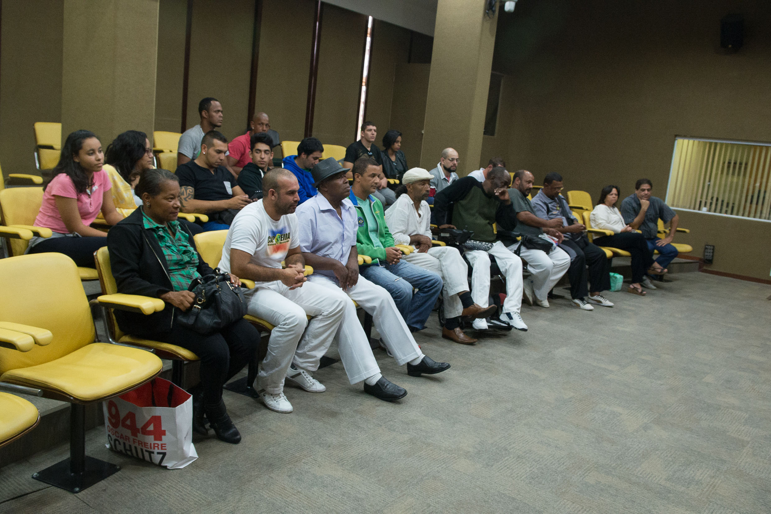 Capoeiristas e especialistas em polticas pblicas para a populao afrodescendente participaram do debate<a style='float:right;color:#ccc' href='https://www3.al.sp.gov.br/repositorio/noticia/N-04-2015/fg169144.jpg' target=_blank><i class='bi bi-zoom-in'></i> Clique para ver a imagem </a>