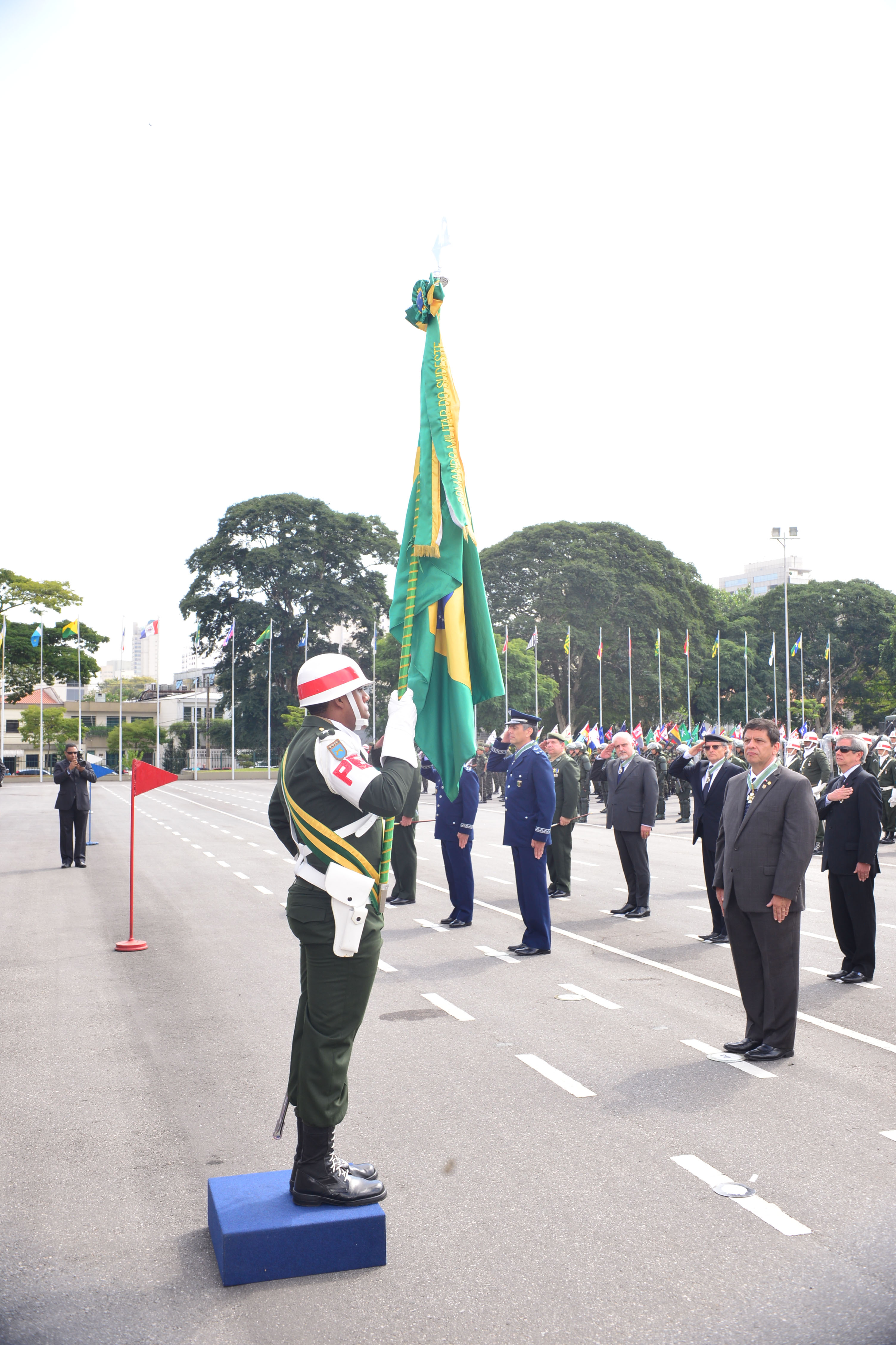 Militares prestam continncia  Bandeira Nacional<a style='float:right;color:#ccc' href='https://www3.al.sp.gov.br/repositorio/noticia/N-04-2015/fg169398.jpg' target=_blank><i class='bi bi-zoom-in'></i> Clique para ver a imagem </a>