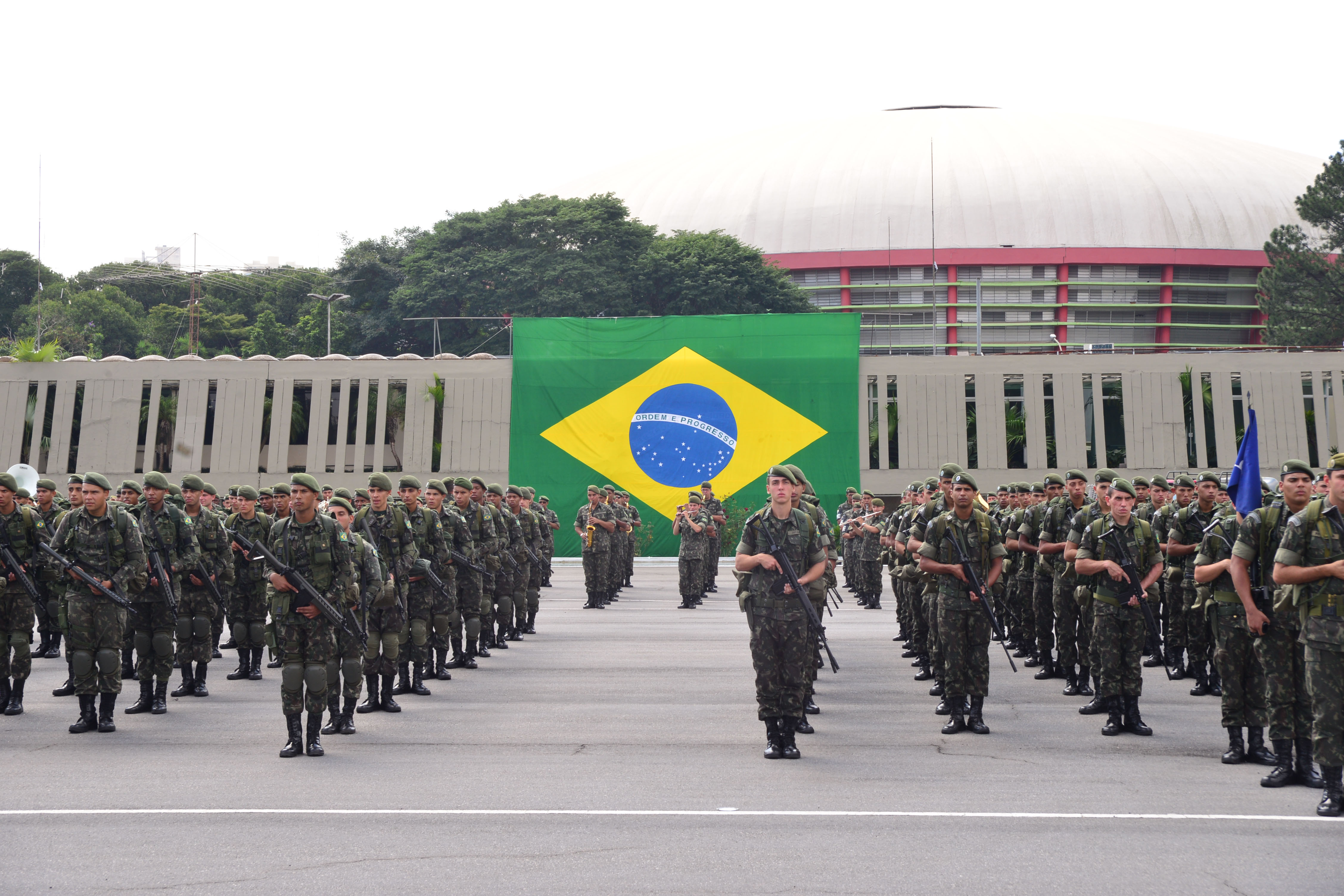 Militares desfilam com a bandeira brasileira<a style='float:right;color:#ccc' href='https://www3.al.sp.gov.br/repositorio/noticia/N-04-2015/fg169399.jpg' target=_blank><i class='bi bi-zoom-in'></i> Clique para ver a imagem </a>
