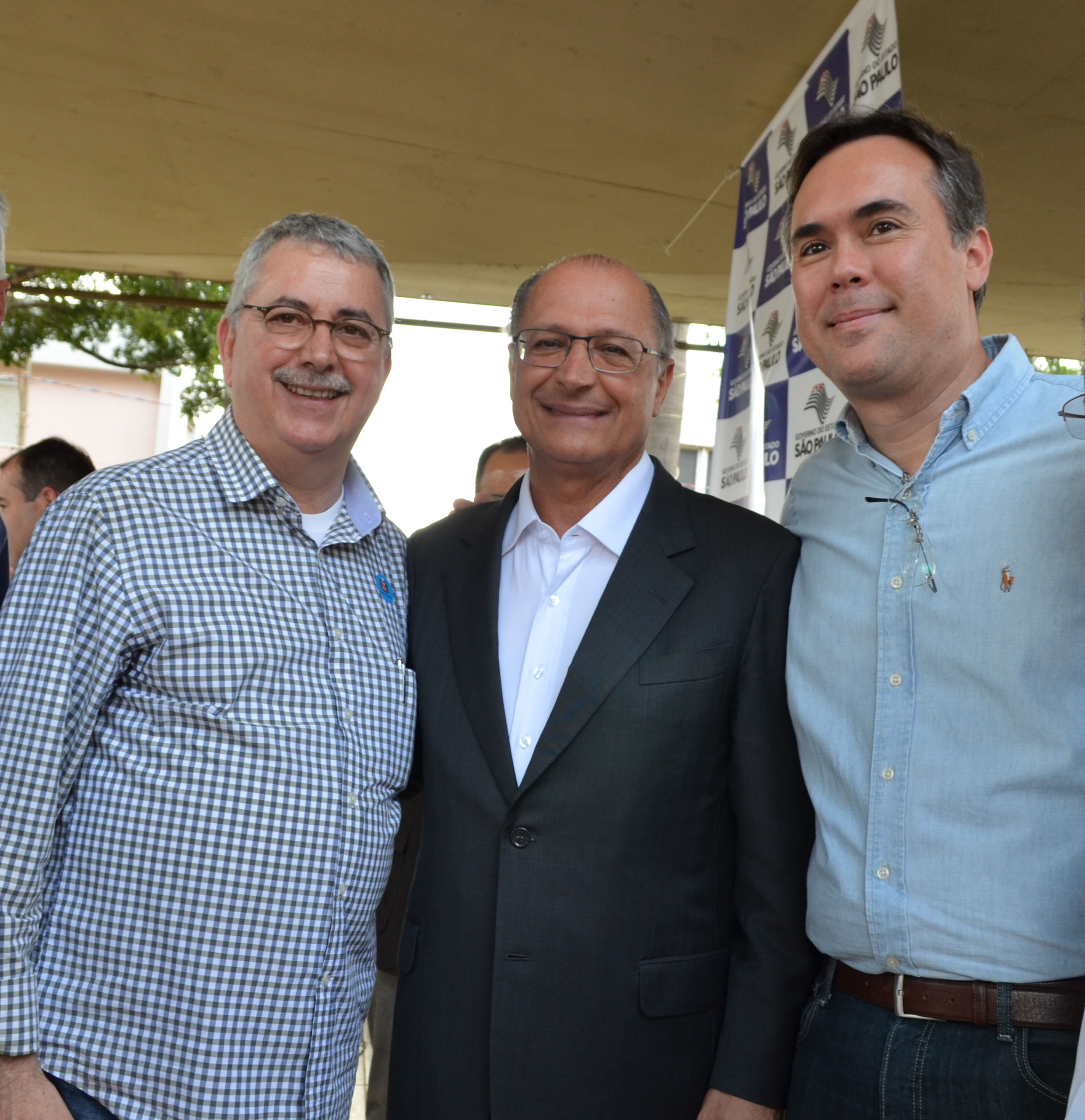 Chico Sardelli, Geraldo Alckmin e Denis Andia<a style='float:right;color:#ccc' href='https://www3.al.sp.gov.br/repositorio/noticia/N-04-2015/fg169441.jpg' target=_blank><i class='bi bi-zoom-in'></i> Clique para ver a imagem </a>