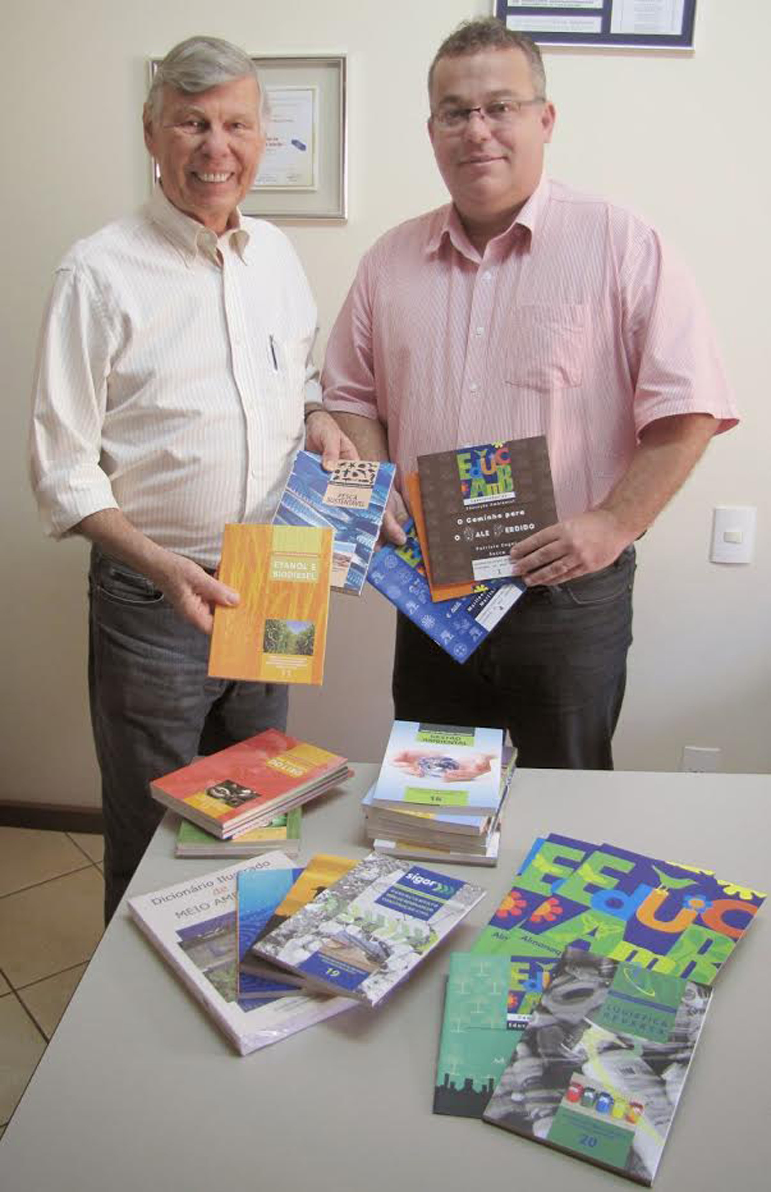 Gasparini e Guilherme exibem kit livro<a style='float:right;color:#ccc' href='https://www3.al.sp.gov.br/repositorio/noticia/N-04-2015/fg169494.jpg' target=_blank><i class='bi bi-zoom-in'></i> Clique para ver a imagem </a>