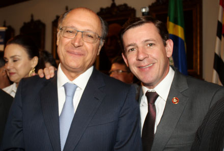 Geraldo Alckmin e Orlando Morando<a style='float:right;color:#ccc' href='https://www3.al.sp.gov.br/repositorio/noticia/N-04-2015/fg169762.jpg' target=_blank><i class='bi bi-zoom-in'></i> Clique para ver a imagem </a>